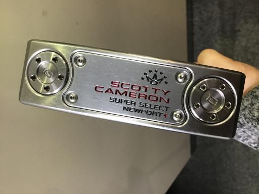 タイプ男性用利き手右利き商品コード2100402523225クラブ種別パターメーカー名タイトリスト商品名SCOTTY　CAMERON　SUPER　SELECT　NEWPORT　2　PLUS　35インチ発売年2023シャフトスチールシャフト材質スチールメーカーフレックスその他フレックスその他クラブセット組合せ内容クラブセット本数0クラブセット不足本数0クラブセット実本数0総合ランク&nbsp;ランクについて傷状態：ヘッド上部C傷状態：フェースC傷状態：ヘッド下部C傷状態：シャフトB傷状態：グリップオリジナル 良好傷状態：ヘッドカバー純正品（普通）査定特記・商品状態&nbsp;メーカーカタログ情報となりますので、実商品と異なる場合がございます。ヘッドロフト角(°)3.5ヘッド体積(cc)シャフト長(インチ)35クラブ重量(g)店舗名郡山宝沢ゴルフビレッジ店住所福島県郡山市富久山町福原字沼下55-7電話番号024-954-9708タイトリストSCOTTY　CAMERON　SUPER　SELECT　NEWPORT　2　PLUS　35インチ