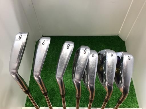 タイプ男性用利き手右利き商品コード2100394322301クラブ種別アイアンセットメーカー名キャロウェイ商品名LEGACY（2012）　8S発売年2012シャフトGS　95シャフト材質メーカーフレックスS200フレックスSクラブセット組合せ内容5I．6I．7I．8I．9I．PW．AW．SWクラブセット本数8クラブセット不足本数1クラブセット実本数7総合ランク&nbsp;ランクについて傷状態：ヘッド上部C傷状態：フェースC傷状態：ヘッド下部C傷状態：シャフトC傷状態：グリップオリジナル 良好傷状態：ヘッドカバーヘッドカバー無し査定特記・商品状態&nbsp;メーカーカタログ情報となりますので、実商品と異なる場合がございます。ヘッドロフト角(°)24ヘッド体積(cc)シャフト長(インチ)38クラブ重量(g)401店舗名山形吉原店住所山形県山形市若宮4−4−17（スーパースポーツゼビオ内）電話番号023-647-3784キャロウェイLEGACY(2012)　8S