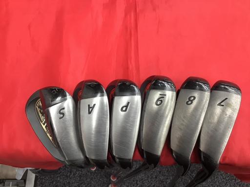 タイプ男性用利き手右利き商品コード2100400923874クラブ種別アイアンセットメーカー名つるや商品名AXEL　Gold　Premium　III　7S発売年シャフトAXEL　Gold　Premium　III（アイアン）シャフト材質メーカーフレックスRフレックスRクラブセット組合せ内容7I．8I．9I．PW．AW．SW．ASクラブセット本数7クラブセット不足本数1クラブセット実本数6総合ランク&nbsp;ランクについて傷状態：ヘッド上部C傷状態：フェースC傷状態：ヘッド下部C傷状態：シャフトB傷状態：グリップオリジナル外 良好傷状態：ヘッドカバーヘッドカバー無し査定特記・商品状態I7からSW　6本&nbsp;メーカーカタログ情報となりますので、実商品と異なる場合がございます。ヘッドロフト角(°)26ヘッド体積(cc)シャフト長(インチ)37.5クラブ重量(g)342店舗名170高槻店住所大阪府高槻市大塚町5-17-2電話番号072-668-1651つるやAXEL　Gold　Premium　III　7S