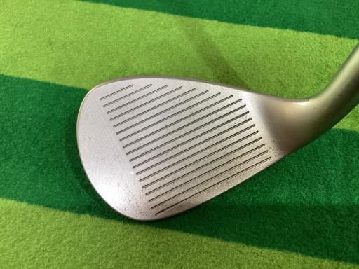 タイプ男性用利き手右利き商品コード2100400363168クラブ種別ウェッジメーカー名キャスコ商品名Dolphin　Wedge　DW−125G　シルバー　58°発売年2025シャフトDolphin　DP−231シャフト材質カーボンメーカーフレックスWEDGEフレックスその他クラブセット組合せ内容クラブセット本数0クラブセット不足本数0クラブセット実本数0総合ランク&nbsp;ランクについて傷状態：ヘッド上部C傷状態：フェースC傷状態：ヘッド下部C傷状態：シャフトB傷状態：グリップオリジナル 良好傷状態：ヘッドカバーヘッドカバー無し査定特記・商品状態&nbsp;メーカーカタログ情報となりますので、実商品と異なる場合がございます。ヘッドロフト角(°)58ヘッド体積(cc)シャフト長(インチ)35クラブ重量(g)407店舗名佐賀カントリー倶楽部店住所佐賀県三養基郡みやき町白壁2785電話番号0942-89-9950キャスコDolphin　Wedge　DW-125G　シルバー　58°