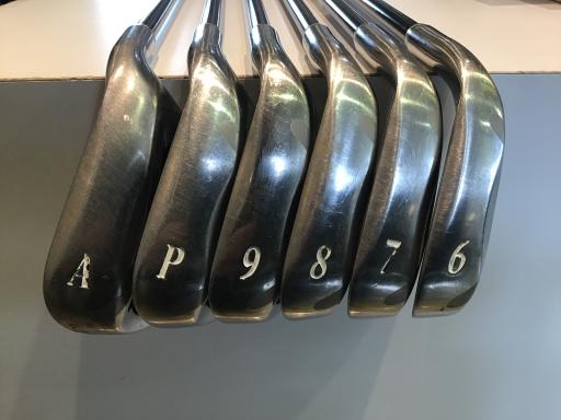 タイプ男性用利き手右利き商品コード2100399930280クラブ種別アイアンセットメーカー名ダンロップ商品名XXIO（2006）　　6S発売年2006シャフトXXIO　MP400（アイアン）シャフト材質メーカーフレックスR2フレックスRクラブセット組合せ内容5I．6I．7I．8I．9I．PWクラブセット本数6クラブセット不足本数0クラブセット実本数6総合ランク&nbsp;ランクについて傷状態：ヘッド上部C傷状態：フェースC傷状態：ヘッド下部C傷状態：シャフトB傷状態：グリップオリジナル外 傷あり傷状態：ヘッドカバーヘッドカバー無し査定特記・商品状態6〜P，Aの6本セット&nbsp;メーカーカタログ情報となりますので、実商品と異なる場合がございます。ヘッドロフト角(°)24ヘッド体積(cc)シャフト長(インチ)38クラブ重量(g)360店舗名幕張店（ニューゴルフプラザ幕張内）住所千葉県千葉市美浜区幕張西4-2電話番号043-307-7944ダンロップXXIO(2006)　　6S