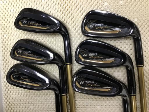 タイプ男性用利き手右利き商品コード2100401450126クラブ種別アイアンセットメーカー名ヨネックス商品名EZONE　Royal（2021）　6S発売年2021シャフトRX−05RE（IR）シャフト材質メーカーフレックスRフレックスRクラブセット組合せ内容7I．8I．9I．PW．AW．SWクラブセット本数6クラブセット不足本数0クラブセット実本数6総合ランク&nbsp;ランクについて傷状態：ヘッド上部C傷状態：フェースC傷状態：ヘッド下部C傷状態：シャフトB傷状態：グリップオリジナル 良好傷状態：ヘッドカバーヘッドカバー無し査定特記・商品状態&nbsp;メーカーカタログ情報となりますので、実商品と異なる場合がございます。ヘッドロフト角(°)27ヘッド体積(cc)シャフト長(インチ)37.5クラブ重量(g)343店舗名名取ゴルフガーデン店住所宮城県名取市愛島小豆島字島東324電話番号022-784-3221ヨネックスEZONE　Royal(2021)　6S