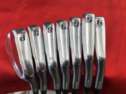 タイプ男性用利き手右利き商品コード2100394092792クラブ種別アイアンセットメーカー名ブリヂストン商品名TOURSTAGE　X−BLADE　905　7S発売年2011シャフトNS　PRO　950GH　ウェイトフローシャフト材質メーカーフレックスSフレックスSクラブセット組合せ内容4I．5I．6I．7I．8I．9I．PWクラブセット本数7クラブセット不足本数0クラブセット実本数7総合ランク&nbsp;ランクについて傷状態：ヘッド上部C傷状態：フェースC傷状態：ヘッド下部C傷状態：シャフトB傷状態：グリップオリジナル外 傷あり傷状態：ヘッドカバーヘッドカバー無し査定特記・商品状態&nbsp;メーカーカタログ情報となりますので、実商品と異なる場合がございます。ヘッドロフト角(°)27ヘッド体積(cc)シャフト長(インチ)38クラブ重量(g)402店舗名170高槻店住所大阪府高槻市大塚町5-17-2電話番号072-668-1651ブリヂストンTOURSTAGE　X-BLADE　905　7S