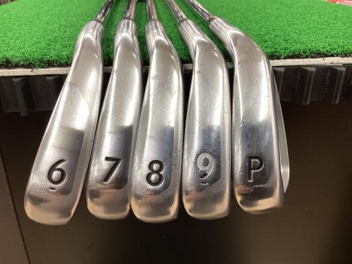 タイプ男性用利き手右利き商品コード2100401515764クラブ種別アイアンセットメーカー名タイトリスト商品名Titleist　VG3（2018）　5S発売年2018シャフトNS　PRO　950GHシャフト材質メーカーフレックスSフレックスSクラブセット組合せ内容6I．7I．8I．9I．PWクラブセット本数5クラブセット不足本数0クラブセット実本数5総合ランク&nbsp;ランクについて傷状態：ヘッド上部C傷状態：フェースC傷状態：ヘッド下部C傷状態：シャフトB傷状態：グリップオリジナル外 傷あり傷状態：ヘッドカバーヘッドカバー無し査定特記・商品状態&nbsp;メーカーカタログ情報となりますので、実商品と異なる場合がございます。ヘッドロフト角(°)30ヘッド体積(cc)シャフト長(インチ)37クラブ重量(g)412店舗名SPOPIAシラトリ袋井店住所静岡県袋井市国本2543−1電話番号0538-45-3780タイトリストTitleist　VG3(2018)　5S