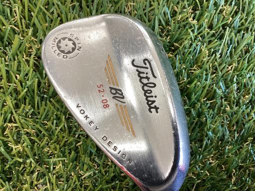 タイプ男性用利き手右利き商品コード2100401207225クラブ種別ウェッジメーカー名タイトリスト商品名VOKEY　SPIN　MILLED（2009）　52°／08°発売年2008シャフトDynamic　Goldシャフト材質スチールメーカーフレックスS200フレックスSクラブセット組合せ内容クラブセット本数0クラブセット不足本数0クラブセット実本数0総合ランク&nbsp;ランクについて傷状態：ヘッド上部C傷状態：フェースC傷状態：ヘッド下部C傷状態：シャフトB傷状態：グリップオリジナル 傷あり（交換必要）傷状態：ヘッドカバーヘッドカバー無し査定特記・商品状態&nbsp;メーカーカタログ情報となりますので、実商品と異なる場合がございます。ヘッドロフト角(°)52ヘッド体積(cc)シャフト長(インチ)35.5クラブ重量(g)466店舗名宇都宮鶴田店住所栃木県宇都宮市鶴田町1354−1電話番号028-666-7214タイトリストVOKEY　SPIN　MILLED(2009)　52°/08°