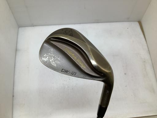 タイプ男性用利き手右利き商品コード2100402817478クラブ種別ウェッジメーカー名キャスコ商品名Dolphin　Wedge　DW−123　Copper　52°発売年2023シャフトNS　PRO　950GH　neoシャフト材質スチールメーカーフレックスWEDGEフレックスその他クラブセット組合せ内容クラブセット本数0クラブセット不足本数0クラブセット実本数0総合ランク&nbsp;ランクについて傷状態：ヘッド上部C傷状態：フェースC傷状態：ヘッド下部C傷状態：シャフトB傷状態：グリップオリジナル 良好傷状態：ヘッドカバーヘッドカバー無し査定特記・商品状態&nbsp;メーカーカタログ情報となりますので、実商品と異なる場合がございます。ヘッドロフト角(°)52ヘッド体積(cc)シャフト長(インチ)35.25クラブ重量(g)446店舗名吹田山田東店住所大阪府吹田市山田東4−12−22電話番号06-6877-0568キャスコDolphin　Wedge　DW-123　Copper　52°