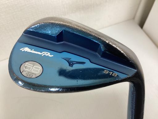 タイプ男性用利き手右利き商品コード2100402668025クラブ種別ウェッジメーカー名ミズノ商品名Mizuno　Pro　S18（ブルー）　58°／16°発売年2017シャフト純正特注シャフトシャフト材質その他メーカーフレックスRフレックスRクラブセット組合せ内容クラブセット本数0クラブセット不足本数0クラブセット実本数0総合ランク&nbsp;ランクについて傷状態：ヘッド上部C傷状態：フェースC傷状態：ヘッド下部C傷状態：シャフトB傷状態：グリップオリジナル外 傷あり傷状態：ヘッドカバーヘッドカバー無し査定特記・商品状態ZEROS8&nbsp;メーカーカタログ情報となりますので、実商品と異なる場合がございます。ヘッドロフト角(°)58ヘッド体積(cc)シャフト長(インチ)クラブ重量(g)店舗名みなと店（ポートゴルフエポック内）住所愛知県名古屋市港区一州町1−3電話番号052-389-5556ミズノMizuno　Pro　S18(ブルー)　58°/16°