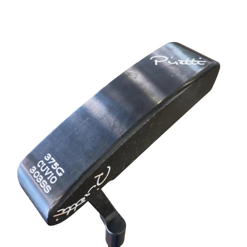 タイプ 男性用 利き手 右 商品コード 2100420914913 クラブ種別 パター メーカー名 Piretti 商品名 Piretti　MIDNIGHT　BLACK　CUVIO（375G）　34インチ 発売年 2021 シャフト スチール シャフト材質 スチール メーカーフレックス その他 フレックス その他 クラブセット組合せ内容 クラブセット本数 0 クラブセット不足本数 0 クラブセット実本数 0 総合ランク C&nbsp;ランクについて 傷状態：ヘッド上部 C 傷状態：フェース C 傷状態：ヘッド下部 C 傷状態：シャフト B 傷状態：グリップ オリジナル　良好 傷状態：ヘッドカバー 純正品(普通) 査定特記・商品状態 1　ONE STEP KBS TOUR　34インチ &nbsp;※お使いのモニターの発色具合によって、実際のものと色が異なる場合がございます。 Nランク 無傷で新品同様 Aランク ほとんど無傷。見た目は新品同様 Bランク 全体的にきれい。傷やハガレはじっくり見ないとわからない。 Cランク やや使い込まれている。傷やハガレが少しある。 Dランク かなり使い込まれている。目立つ傷やハガレがたくさんある。 Eランク 非常に使い込まれている。目立つ傷やハガレがたくさんある。 &nbsp;メーカーカタログ情報となりますので、実商品と異なる場合がございます。 ヘッドロフト角(°) 2.50 ヘッド体積(cc) シャフト長(インチ) 34.000 クラブ重量(g) 店舗名 ゴルフパートナー　R16川越インドア練習場店 住所 埼玉県川越市小仙波919-1 電話番号 049-227-3095中古ゴルフクラブについて 当店で取り扱っている中古クラブは、全て1点ものです。 店頭でも販売を行っているため、注文確認後の在庫確保となります。 ご了承のほどお願い申し上げます。