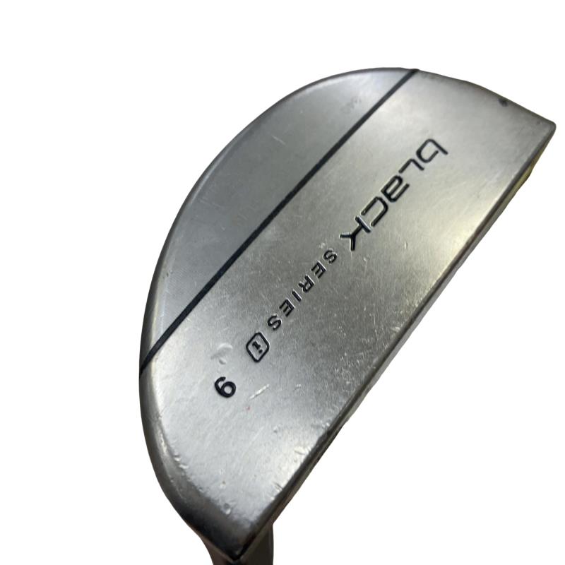 タイプ 男性用 利き手 右 商品コード 2100405325147 クラブ種別 パター メーカー名 オデッセイ 商品名 BLACK　SERIES　i　＃9　34インチ 発売年 2007 シャフト スチール シャフト材質 スチール メーカーフレックス その他 フレックス その他 クラブセット組合せ内容 クラブセット本数 0 クラブセット不足本数 0 クラブセット実本数 0 総合ランク D&nbsp;ランクについて 傷状態：ヘッド上部 C 傷状態：フェース C 傷状態：ヘッド下部 C 傷状態：シャフト C 傷状態：グリップ オリジナル外　傷あり 傷状態：ヘッドカバー ヘッドカバーなし 査定特記・商品状態 &nbsp;※お使いのモニターの発色具合によって、実際のものと色が異なる場合がございます。 Nランク 無傷で新品同様 Aランク ほとんど無傷。見た目は新品同様 Bランク 全体的にきれい。傷やハガレはじっくり見ないとわからない。 Cランク やや使い込まれている。傷やハガレが少しある。 Dランク かなり使い込まれている。目立つ傷やハガレがたくさんある。 Eランク 非常に使い込まれている。目立つ傷やハガレがたくさんある。 &nbsp;メーカーカタログ情報となりますので、実商品と異なる場合がございます。 ヘッドロフト角(°) 3.00 ヘッド体積(cc) シャフト長(インチ) 34.000 クラブ重量(g) 店舗名 ヴィクトリアゴルフ　富士店 住所 静岡県富士市青葉町387 電話番号 0545-65-7511中古ゴルフクラブについて 当店で取り扱っている中古クラブは、全て1点ものです。 店頭でも販売を行っているため、注文確認後の在庫確保となります。 ご了承のほどお願い申し上げます。
