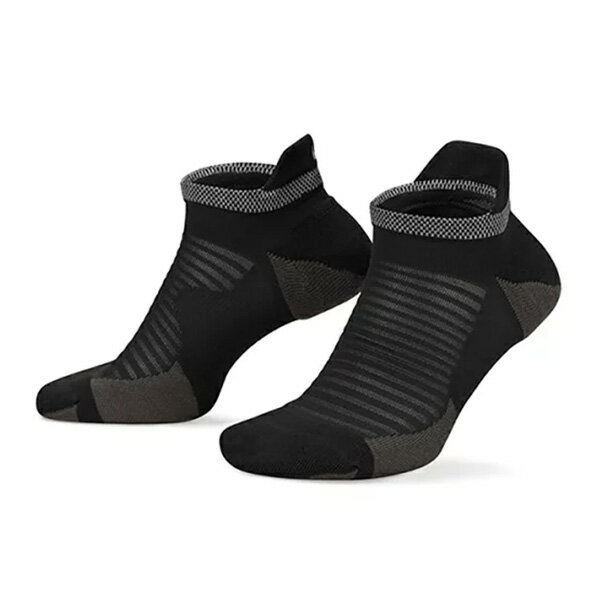 【検索用ワード】NIKE ソックス SOCKS 靴下 3枚セット 3足組 ゴルフ小物 メンズ men 男性用 レディース ウィメンズ ladies women 女性用 @men@ @ls@商品名 ナイキ NIKE スパーク クッションド ノーショウ ランニングソックス カラー (010) ブラック/リフレクトシルバー サイズ 21-24cm 23-25.5cm 26-27.5cm 28-29.5cm 素材 ポリエステル93％、スパンデックス7％ 商品説明 ロングランのためのサポート性。 長距離ランには、パッドが必要。 このナイキ スパーク ソックスは、ワークアウトに適した通気性としっかりとしたフィット感。 クッション性に優れた足裏が、挑むコースを走るために必要な快適性を発揮します。 最適なクッショニング 足裏のクッションで、必要な部分のサポート性を強化。 自分にぴったりのフィット感を選ぼう 左右どちらでも履けるようにデザインされた土踏まず部分。それぞれの足にぴったりのフィット感とクッショニングを見つけることができます。 伸縮性に優れたサポート ヒールにスパンデックスを配し、優れた伸縮性としっかりとしたフィット感を実現。 着地の際に足をしっかりとサポートします。 その他の特長 足の甲にメッシュを配して通気性を強化。 ソックスの周りにリフレクティブ (再帰反射) ストライプをプラス。 商品の詳細 リフレクティブ (再帰反射) 素材を使用したデザイン (高視認性の) 個人用保護具 (PPE) としての使用を目的とした商品ではありません 洗濯機洗い可能 【検索用ワード】NIKE ソックス SOCKS 靴下 ゴルフ小物 メンズ men 男性用 レディース ウィメンズ ladies women 女性用 @men@ @ls@