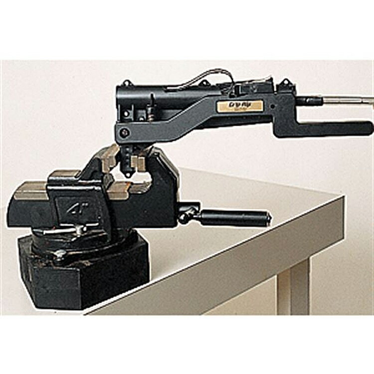 グリップリップを万力等（別売）に挟んで使用します。 シャフトを入れる筒を下げて、シャフトをグリップ側から挿入し、引き抜くだけでグリップの上部がカットされ、グリップを剥がすことができます。 ※別途万力等が必要です。 替刃別売り 【メール便NG商品です】 ・メール便対応商品とは同梱出来ません。 ・必ず宅配便を選択して下さい。 ・ご注文後の配送方法変更は出来ません。 ・必ずお買い物ガイドをご参照下さい。　