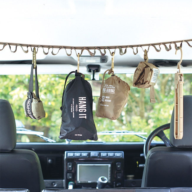 車内のデッドスペースを有効活用できるハンギングベルト。車内のアシストベルトがある車であれば簡単に脱着できます。 ベルトの長さはw900-1200mmまで調整可能。ループがたくさん付いているので、フックやカラビナに掛けたさまざまなものを吊るすことができます。