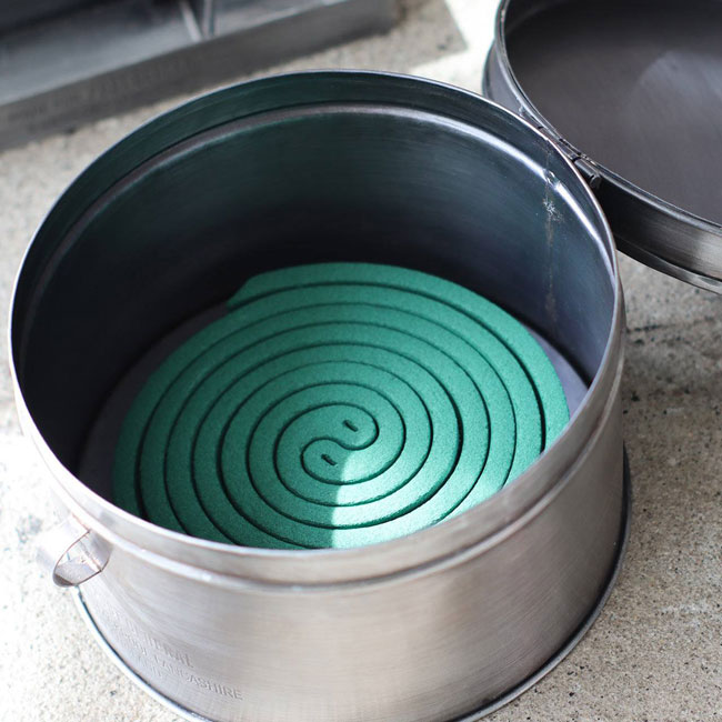 蚊遣りはこちらから □商品詳細 ■MODEL：INDUSTRIAL MOSQUITO COIL BOX / インダストリアル モスキートコイルボックス ■小売希望価格：3000円+(税)　 ■サイズ：約φ145×h90mm ■主素材:スチール -------------------------------- 蚊取り線香のストックを保管しておくシンプルな収納ボックス。 市販の蚊取り線香のパッケージをそのまま保管するのは見た目がちょっと気になる… そんな方におすすめのインテリアに馴染む、 見せる収納ボックスです。 持ち運びしやすいハンドル付きなので、そのまま外への持ち出しも。 ハンドメイドならではの歪みや溶接跡など無骨な雰囲気を楽しむインダストリアルシリーズ。 その他 折り畳み式蚊取り線香ホルダーもございます。 【ATTENTION】 ・強い力を加えると変形する事があります。 ・ハンドメイド製品の風合いを活かした商品のため刻印のムラなどがあります。予めご了承ください。 ・濡れたまま放置すると錆の原因となります。 ・ハンドメイド製品のため密閉性はございません。また蓋の開閉が固い場合がございます。 ※蚊取線香は付属しません。 -------------------------------- 【発送方法】 -宅配便 ※長期不在やその他事由（宛先不明等）にて当店へ返送された商品は一週間間保管します 。 期間内にご連絡がとれない場合商品を処分し再送・ご返金は一切できません。 □在庫に関する注意 この商品は当店実店舗でも販売しております。在庫数の更新は随時行っておりますが、お買い上げいただいた商品が、品切れになってしまうこともございます。 その場合、お客様には必ず連絡をいたしますが、万が一入荷予定がない場合は、キャンセルさせていただく場合もございますことをあらかじめご了承ください。 □注意事項 ：撮影環境、PC環境等で画像の色が若干違うことがあります。 メーカー希望小売価格はメーカーカタログに基づいて掲載しています関連商品蚊取り線香ホルダー POST GENERAL INDUSTRIAL M...蚊取り線香ホルダー POST GENERAL BRASS MOSQUI...スケートボード ROXY TRIPPIN SURF SKATE 31....3,080円3,960円23,870円ブユ(ブヨ)対策 プロユースX5 虫よけスプレー BPE ファブリッ...虫よけスプレー BPE アウトドア 虫よけスプレー 100ml 天然由...子供用 ライフジャケット KIDS FLOATING VEST キッズ...2,200円1,672円3,190円ROOT CO. ルート コー カラビナリール GRAVITY MAG...ROOT CO. ルート カラビナリール GRAVITY MAG RE...レベルギア LEDストリングライト REVEL GEAR TRAIL ...3,300円3,300円3,520円マルチツール キーホルダー ナイトアイズ NITEIZE DOOHIC...ラグ ブランケット RECYCLED COTTON FABRIC イン...スケートボード 工具 SRS SKATEGEAR T-WRENCH ...3,960円3,168円880円