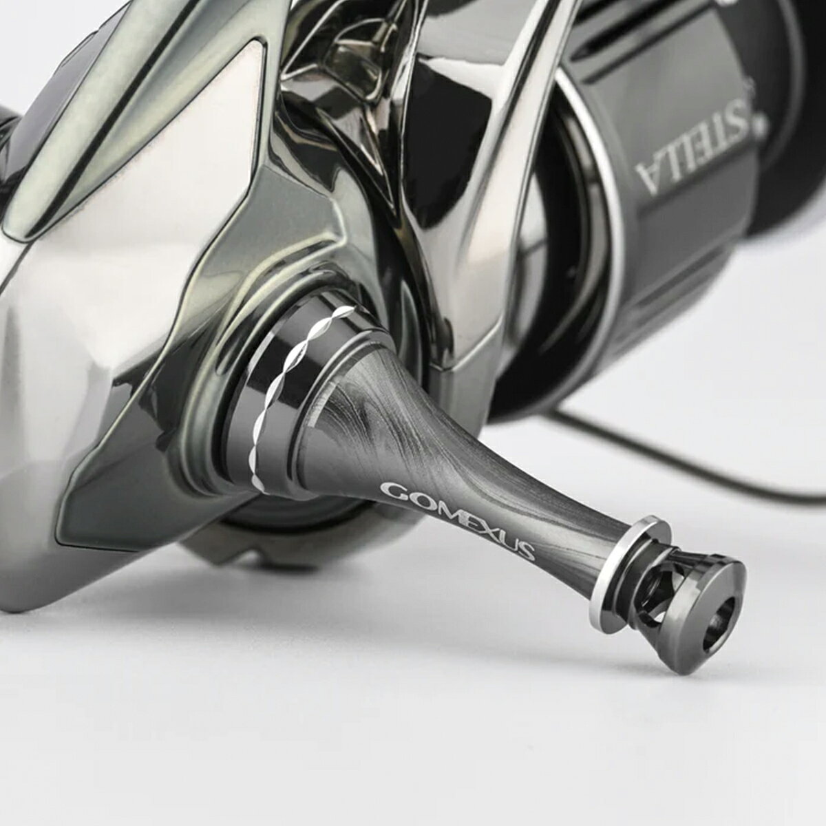 ゴメクサス(GOMEXUS)の【送料無料】 ゴメクサス リール スタンド R-EVO シマノ shimano ダイワ daiwa スピニング リール 用 カスタム パーツ リールスタンド 彫刻バージョン フック掛け ステラ向け ボディーキーパー アルミ 42mm Gomexus｜アングル2