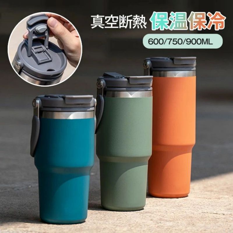 素材：ステンレス＋シリカゲル 重さ：（600ml）約382g，（750ml）約426g，（900ml）約467g 容量：600ml/750 ml/900ml 商品寸法 (幅x高さ)：（600ml）約18.7*7.1cm，（750ml）約20.7*7.1cm，（900ml）約23.3*7.1cm， （多少の誤差をご了承ください） セット内容：水筒一つのみ サイズの測定は手作業ですので、実物と対象の誤差があることをご了承ください セット内容:ボトル一つのみ 生産国:中国 【直飲み・ストロー飲み】 ストローで飲むこともとても便利です。 直飲みの時には小さい飲み口でゆっくり飲んでください。 【広口】 広口なので大きい氷も入れやすい。 また、洗う時も楽々。 【304ステンレス鋼】 食品グレードのステンレス鋼で作られ、 保温保冷効果が抜群！ 安全安心に使用できます。 【手頃のサイズ】 手に握やすい手頃のサイズと重さもポイント！ 【オールシーズン】 夏のビール、アイスコーヒー、また冷たい麦茶に。 冬にホットコーヒー、暖かいお湯にも！ オールシーズンでお使うことはできます！ 【いろんなシーンで大活躍】 ホーム、オフィス、、アイスドリンク、 バーベキュー 運動やアウトドアなど幅広いご使用いただけます。 自分用だけでなく、プレゼントとしても人気が高い！ 【二重断熱構造】 ステンレス製の真空断熱構造容器なのでドリンクの 暖かさと冷たさを内側から逃さず長時間キープします。 冷たい飲み物を入れても結露なし！ ◆多少の染めムラや、素材に含まれるインクルージョンがある場合があります。不良品ではありません。 ◆モニターにより色の見え方が実際の商品と多少異なることがございます。あらかじめご了承ください。 ◆洗濯の際は色落ちの可能性がありますので単品手洗いでお願いいたします。 ◆商品生地、色合い、装飾部品の色やデザインなど、生産時期によって、差異が生じます。そのため、同じ商品を複数点ご購入の場合、場合によって色、コサージュのデザイン等差異がでる場合がございます。ご了承ください。
