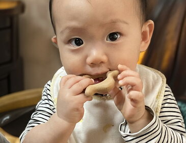 【名入れ可】●はがため おしゃぶり おむすびころりん 日本製 木のおもちゃ 出産祝いにお薦め♪ 赤ちゃん おもちゃ がらがら ラトル 男の子 女の子 2ヶ月 3ヶ月 4ヶ月 5ヶ月 6ヶ月 1歳 プレゼント ランキング 2歳 誕生日 誕生祝い 歯がため 歯固め オーガニック