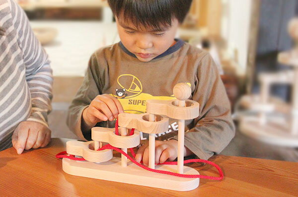 【SALEクーポンあり】【送料無料】●立体知恵の輪（4段長）日本製 木のおもちゃ 知育玩具 パズル 頭の体操 脳トレ ゲーム 木製 木のパズル 1歳 2歳 3歳 4歳 5歳 6歳 7歳 8歳 幼児子供〜高齢者 小学生 誕生日ギフト〜出産祝い 型はめ 誕生祝い 紐通し ひも抜き 3