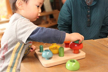 【送料無料】●きのこのこのこ 木のおもちゃ 積み木 パズル 0才〜100才 バリアフリー 知育玩具 6ヶ月 8ヶ月 10ヶ月 1歳 2歳 3歳 4歳 誕生日ギフト〜出産祝い 男の子 女の子 赤ちゃん おもちゃ ねじ 木育 家族 高齢者