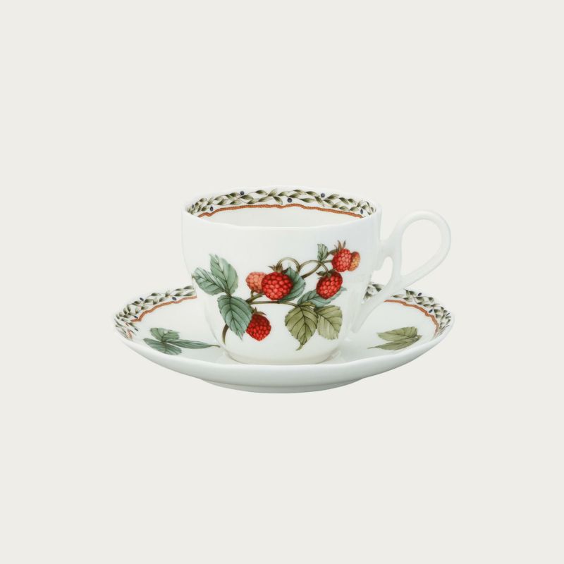 商品説明 ※こちらのカップはコーヒーにも紅茶にも兼用いただける形状です。 商品詳細 サイズ：【カップ】口径：約8.9cm、長径(取っ手含)：約12cm、高さ：約6.8cm 【ソーサー】直径：約15.3cm、高さ：約2.3cm 容量：約250ml(満水) 素材：ボーンチャイナ 原産国：スリランカ ※電子レンジ対応 関連商品ノリタケ マグカップ アルファベットマグ コレクション 【イニシャルK...ノリタケ マグカップ アルファベットマグ コレクション 【イニシャルM...3,300円3,300円ノリタケ マグカップ アルファベットマグ コレクション 【イニシャルY...ノリタケ マグカップアルファベットマグ コレクション 【イニシャルH】...3,300円3,300円ノリタケ マグカップ アルファベットマグ コレクション 【イニシャルT...ノリタケ マグカップ アルファベットマグ コレクション 【イニシャルA...3,300円3,300円ノリタケ マグカップ アルファベットマグ コレクション 【イニシャルE...ノリタケ マグカップ アルファベットマグ コレクション 【イニシャルR...3,300円3,300円ノリタケ マグカップ アルファベットマグ コレクション 【イニシャルS...ノリタケ マグカップ アルファベットマグ コレクション 【イニシャルC...3,300円3,300円