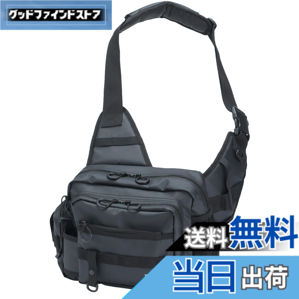 商品情報 商品の説明 生地表面に防水性能が高いPVC加工を施したコーティングカラー。 ロゴには夜間に光を反射するリフレクタープリントを採用。 釣りはもちろん、キャンプ、サイクリングなど、あらゆるアウトドアシーンで活躍する、機能満載の定番のワンショルダーバッグ。 ソルトウォーター、フレッシュウォーターを問わず、使い勝手を考慮した機能が盛りだくさん。 メイン収納部分には、明邦化学工業VS-3020が2個収納可能。 肩にかけたまま身体の前面にスライドするだけで、収納部の出し入れがしやすい。 サイド部にはプライヤーホルダー、ロッドホルダー、メッシュ素材のドリンクポケットつき。 スマホや財布など収納できるマルチサイドポケットつき。 主な仕様 サイズ:高さ24cm×幅27cm×奥行10cm / 容量:約6.5Lbr本体:ポリエステル100％ / 表面:PVCコーティングbrメイン収納目安:255mmx190mmx28mmサイズのルアーケース2 個+小物類数点 / フロントポケット収納目安:205x145x40mmサイズのルアーケース・小物類brロッドホルダー / プライヤーホルダー / ボトルホルダー / 取り外し式Dリングキーホルダー / ショルダーパッド 標準装備付きbrカラー:コーティングブラック # 【送料無料】AbuGarcia (アブガルシア) ワンショルダーバッグ コーティングブラック アウトドアを楽しむ皆さん、釣りやキャンプ、サイクリングの際に困る荷物の運び方にお悩みではありませんか？多くの方が、収納力があり、持ち運びやすいバッグを探しています。そんなお悩みを解消するのが、AbuGarciaのワンショルダーバッグです。このバッグは、高い防水性能を持つPVC加工が施されており、急な天候の変化にも対応可能です。多機能性を兼ね備えたこのバッグは、収納スペースが豊富で、使い勝手も抜群です。自分のスタイルに合った持ち運び方ができ、多くのシーンで活躍すること間違いなしです。是非手に取って、その良さを体感してみてください。 ## 高機能とデザインが融合したワンショルダーバッグ AbuGarciaのワンショルダーバッグは、特に機能性とデザインを両立させています。PVCコーティングが施された生地外側は防水性能が高く、雨の日や水辺での使用に非常に適しています。特に釣りやキャンプなど、自然の中で使う場面において、突然の雨に見舞われても大切な荷物を守ってくれるのです。 また、このバッグのデザインも魅力の一つです。コーティングブラックというシックな色合いは、どんなファッションにも合わせやすく、男女問わず使用できるスタイルです。そして、夜間の安全性を考えたリフレクタープリントも採用しており、暗い場所での視認性を向上させています。 機能面でも充実しており、メイン収納には明邦化学工業のVS-3020が2個収納可能です。これにより、ルアーや小物をきれいに整理できます。メイン収納部分は肩にかけたまま身体の前面にスライドできる仕組みになっており、手軽に物の出し入れができます。この便利さは、特に忙しいアウトドアシーンでは大きなメリットです。 また、サイドにはプライヤーホルダーやロッドホルダー、さらにメッシュ素材のドリンクポケットもついています。これにより、ハンズフリーで様々な道具を持ち運べるので、快適なアウトドア体験が実現します。このバッグがあれば、必要なものがすぐ手に入るため、活動に集中できるのです。 ## 様々なシーンでの活躍 このワンショルダーバッグは、釣りに限らず、キャンプやサイクリング、さらには日常のショッピングや旅行でも活躍します。直径24cm、高さ27cm、奥行10cmのサイズ感は、例えば市街地でのせんたくや散策に最適です。収納力も約6.5Lと十分なスペースを確保していますが、コンパクトになりすぎない設計がされています。 特にキャンプなどのアクティビティでは、収納スペースの充実とともに、アクセスの良さも重要です。このバッグは肩にかけたままスライドさせる機能があり、必要な道具を素早く取り出すことができます。従来のバックパックでは、何をどこに入れたか分かりづらく、探し物に時間がかかることが多いですが、このバッグならその心配もありません。 さらに、使い勝手を考慮した複数のポケットが用意されていますので、スマホや財布、小物類も整理して持ち運ぶことができます。特にサイドのマルチポケットは、さっと取り出したい物をすぐにアクセスできるため、アウトドア以外の日常シーンにも重宝します。 また、夜間に出かけることが多い方には、リフレクタープリントのデザインが安心感を与えてくれます。車のライトに反射して目立つため、帰り道の安全性が一層高まります。様々なシーンでこのバッグの機能性を体感すれば、きっとその魅力に引き込まれることでしょう。 ## 充実の収納機能 このワンショルダーバッグの主な魅力は、その充実した収納機能です。メイン収納には、明邦化学工業のVS-3020が2個も収納できるスペースがあります。また、小物類も数点収納できるように設計されていますので、ルアーやツールを効率的に整理できます。 特に、メイン収納の出し入れがスムーズな点は、釣りにとって大変重要です。釣り場では機敏な行動が求められる場面が多く、素早く必要な道具を取り出せるのが大きな利点になります。また、フロントポケットの大きさも工夫されており、205mm×145mm×40mmサイズのルアーケースや小物類をしっかり収められることが特徴です。 さらに、サイド部が充実している点も見逃せません。プライヤーホルダーは、釣りをする方にとっては必需品の道具であり、サッと取り出せる位置に設置されています。ロッドホルダーもあり、釣りを楽しむ際に非常に便利です。また、メッシュ素材のドリンクポケットは、軽量でありながら飲み物をしっかり保持できます。 この収納機能のおかげで、「もっと効率的に荷物を運びたい」と考える方にとって、理想的な選択となるでしょう。必要なものをすぐに手に取れるストレスフリーな状況を生み出すこのバッグは、アクティブなライフスタイルを送る方々に強くおすすめします。 ## 耐久性と安全性を兼ね備えたバッグ AbuGarciaのワンショルダーバッグは、耐久性と安全性を兼ねじ込み、アウトドア愛好者にとって非常に満足できるアイテムです。このバッグの外側には、強靭なポリエステル100%の素材が使用されており、過酷な環境でも長持ちします。加えて、PVCコーティングが施されているため、防水性も高く、突然の雨から中身をしっかりと守ります。 安全性にも配慮されており、夜間に使用する際には、リフレクタープリントが役立ちます。このデザインは、車や他の交通にあなたの存在を知らせる機能を持っています。夜間に釣りを楽しむ方にも最適なバッグです。 さらに、肩パッドが標準装備されているため、荷物の重さが軽減され、持ち運びが快適です。特に長時間の移動やアウトドアイベントでは、身体への負担が少なくなります。 このバッグは、耐久性や安全性だけでなく、使い勝手の良さでも優秀です。多機能なデザインでありながら、適切な収納が可能なため、釣りやキャンプなどのアウトドアシーンでも、重宝されること間違いなしです。しっかりとした品質と機能性を兼ね備えたこのバッグは、あなたの次の冒険のパートナーとして間違いない選択です。 ## まとめ - AbuGarciaのワンショルダーバッグは高い防水性能を備えています。 - コンパクトながら収納力があり、様々なシーンで活躍します。 - 使いやすさを考慮した設計で、物の出し入れがスムーズです。 - リフレクタープリントが夜間の安全性を向上させます。 - 耐久性と快適性にも優れたバッグで、アクティブなライフスタイルをサポートします