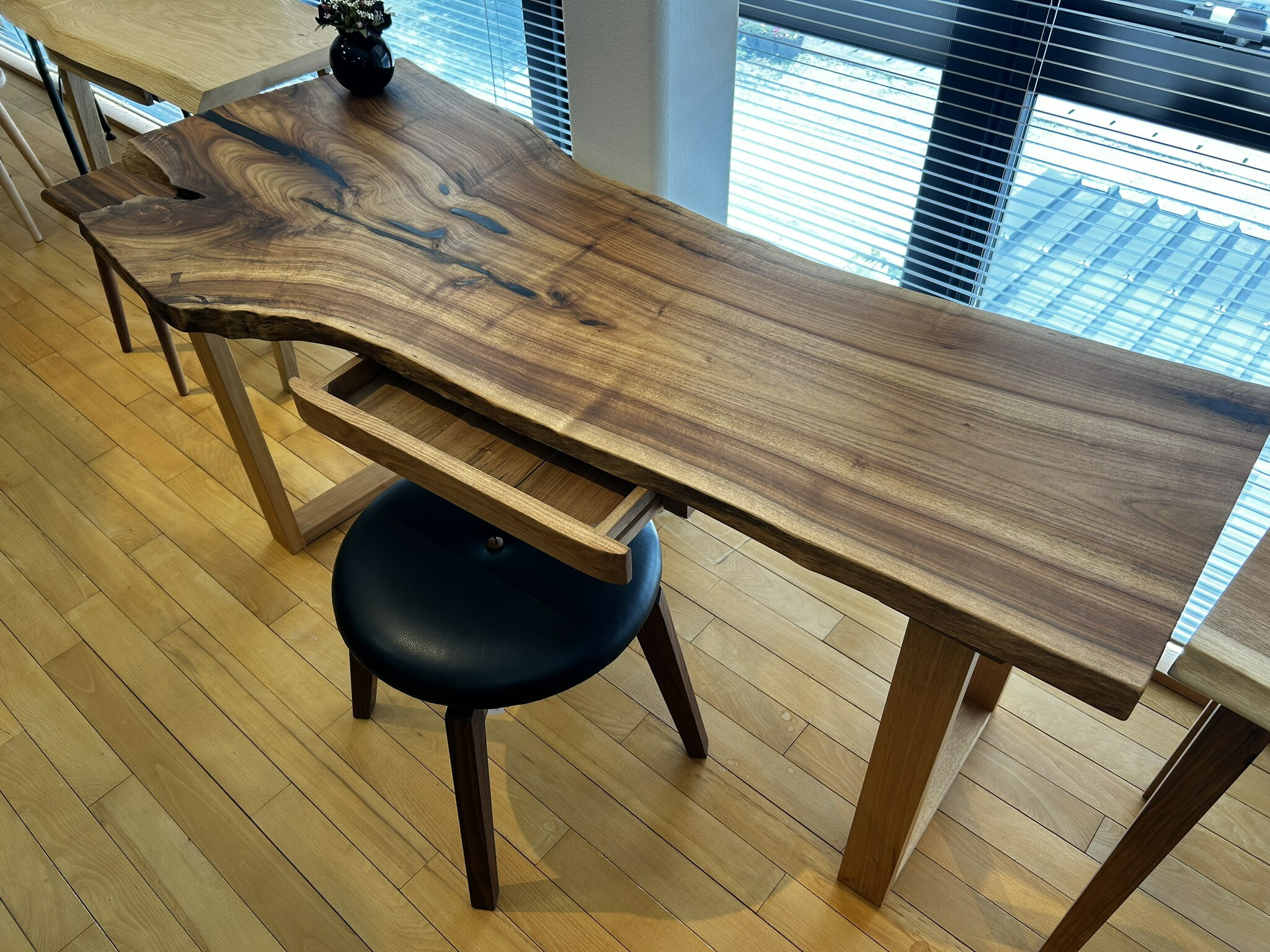 Rakuten - 胡桃（クルミ）一枚板 デスク W1650×D450~680×H700mm（天板厚42mm）引出し1杯付き 口型脚 天然木 無垢材 オイル仕上げ 耳付き 日本製 完成品