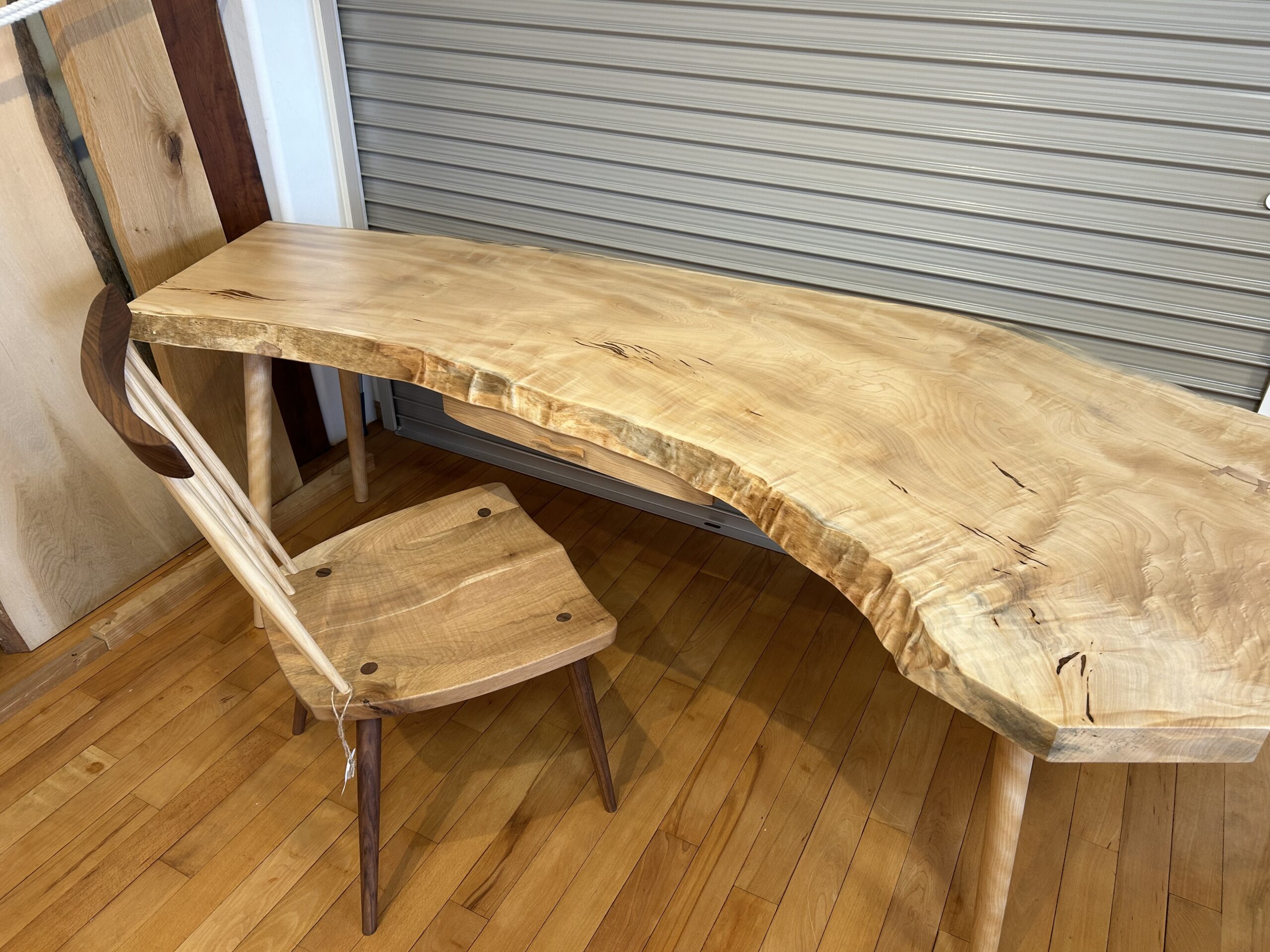 Rakuten - 栃（トチ）一枚板 デスク W1970×D500~800×H700mm 天板厚48mm 縮み杢 引出し1杯付き 4本脚 天然木 無垢材 オイル仕上げ 耳付き 日本製 完成品 kwn-de-020