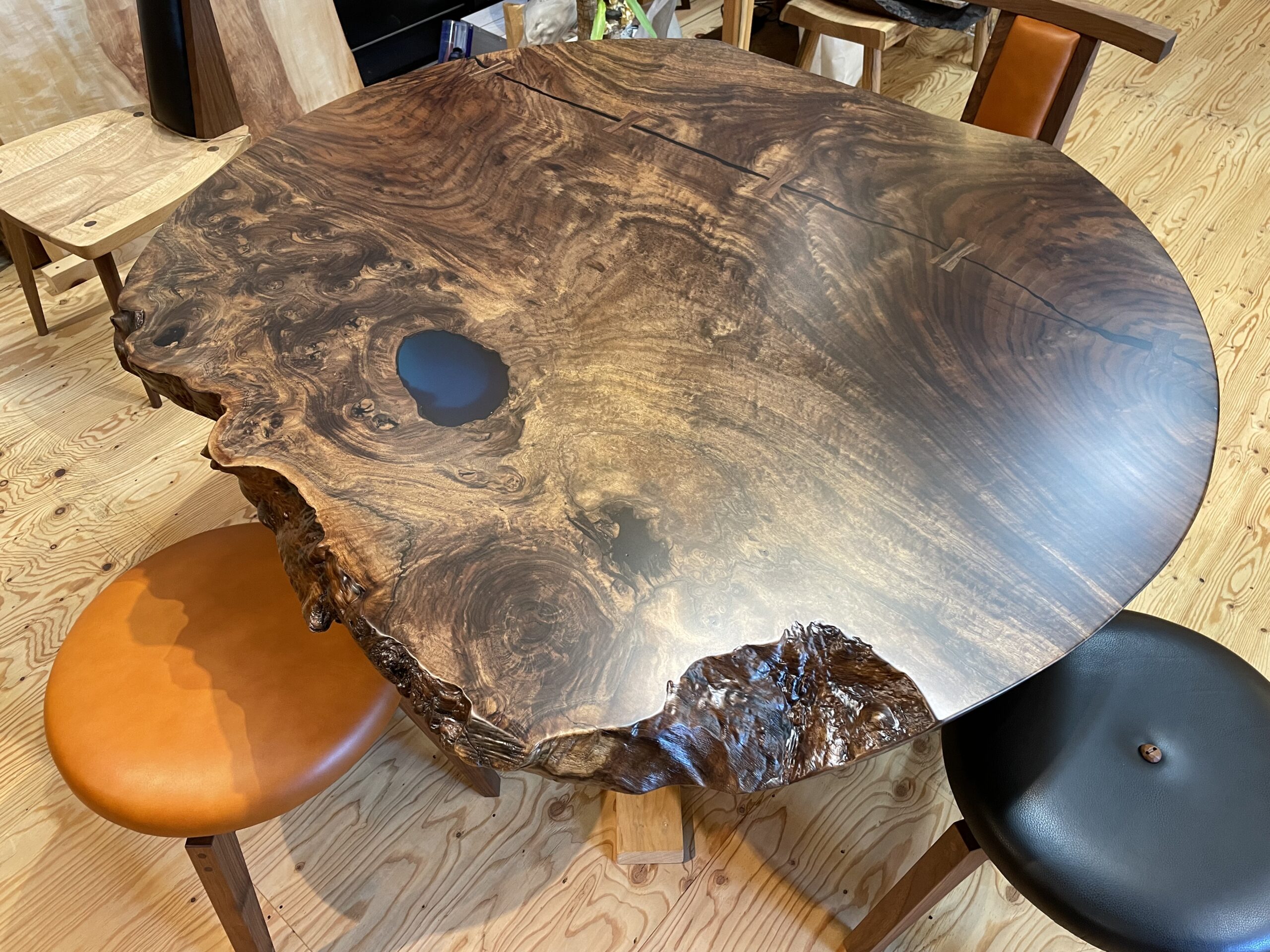 Rakuten - クラロウォールナット 一枚板 テーブル 天板 レジン W1350×D1100×t55mm｜希少杢・天然木・ダイニング・ローテーブル対応