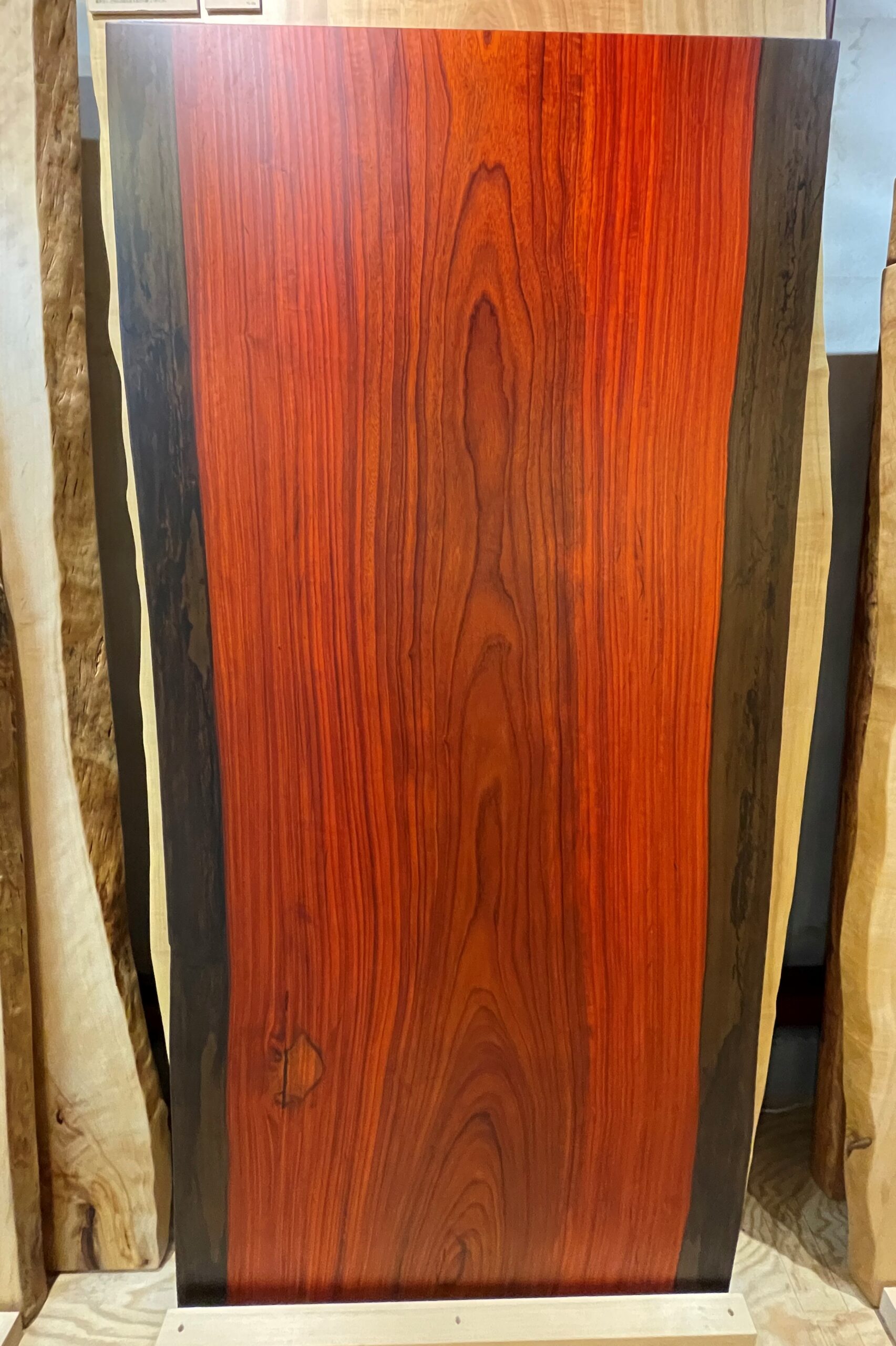 樂天商城 - 一枚板テーブル パドック 無垢 天然木 W1850×D880~900mm 天厚58mm 白太染色・セラウッド塗装 黒色アイアン兼用脚付き 1点物 kwn-te-326