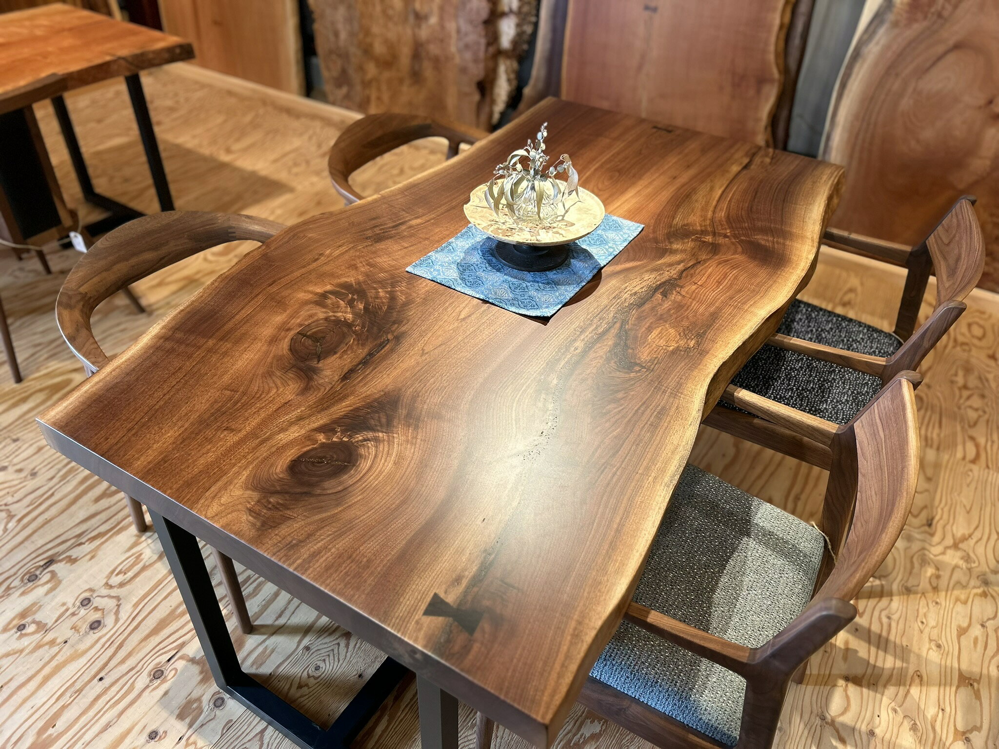 Rakuten - 一枚板テーブル ブラックウォールナット 無垢 天然木 W1670×D850~920mm 天厚60mm セラウッド塗装 黒色アイアン兼用脚付き 1点物 kwn-te-380