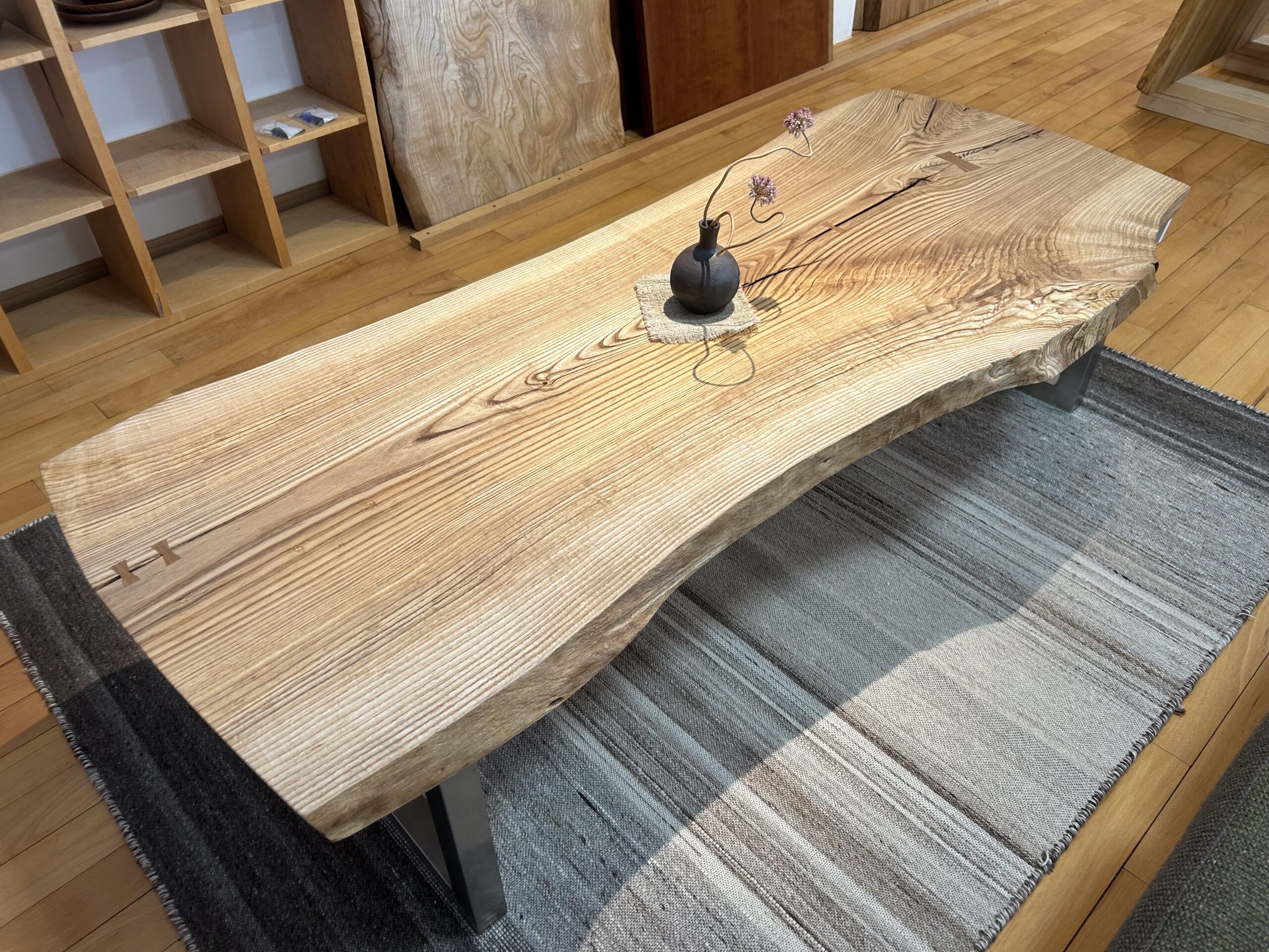 乐天商城 - 一枚板テーブル たも（タモ） 無垢 天然木 W1620×D560~650mm 天厚48mm オイル塗装 黒色アイアン2WAY兼用脚付き 1点物 kwn-te-392
