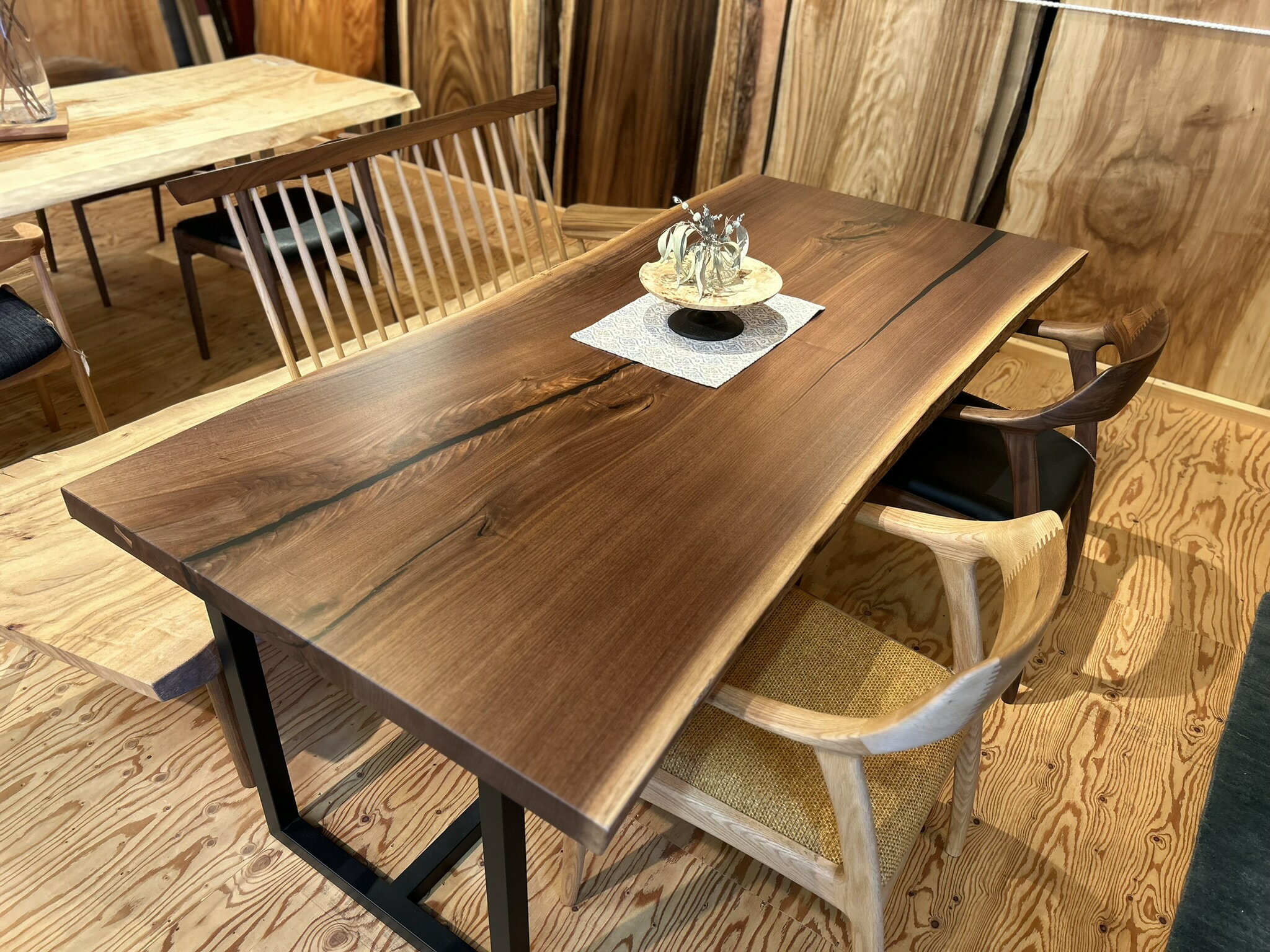 乐天商城 - 一枚板テーブル ブラックウォールナット レジン加工 無垢 天然木 W2000×D900~930mm 天厚51mm セラウッド塗装 黒色アイアン2WAY兼用脚付き 1点物 kwn-te-412