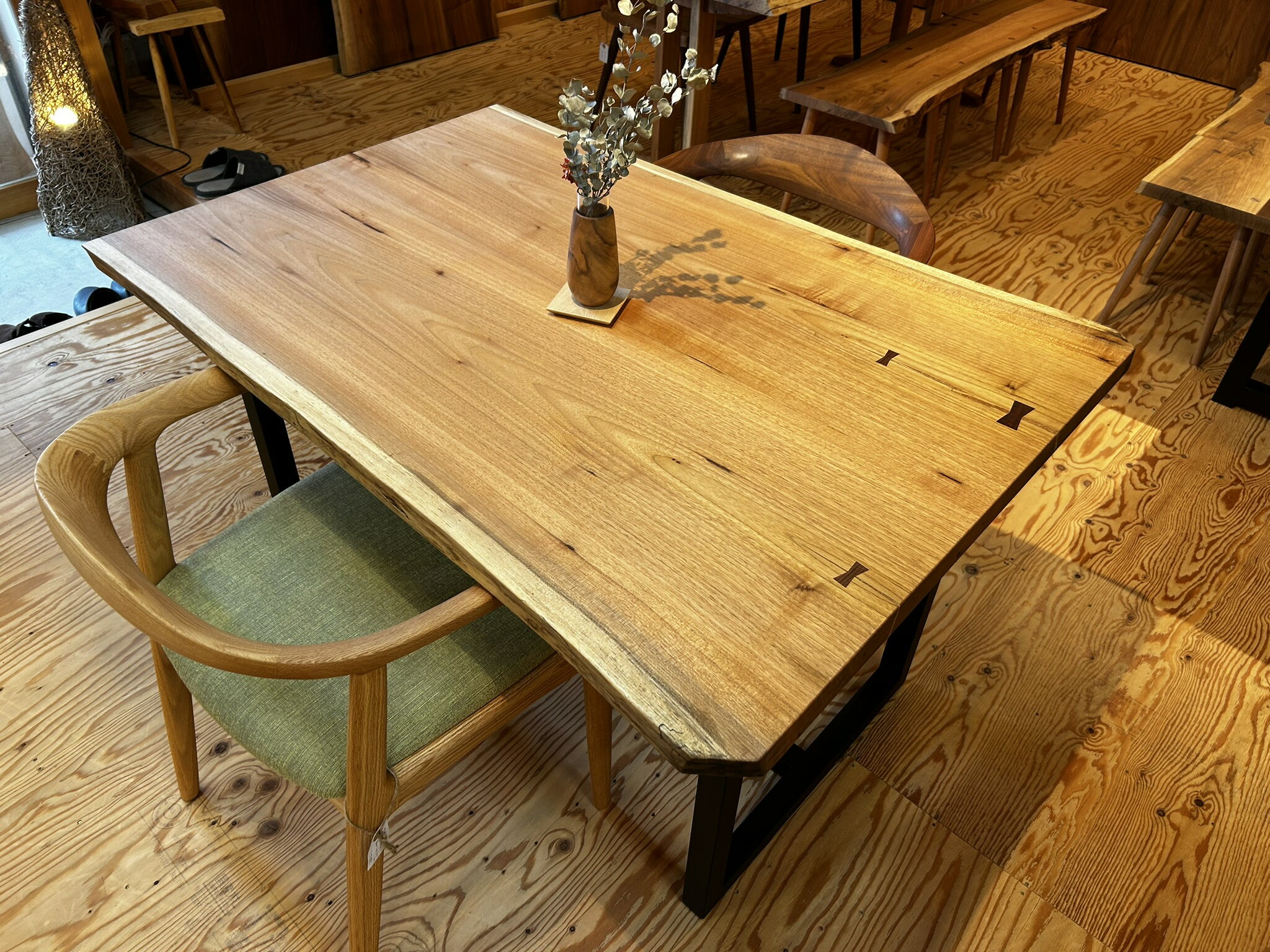 乐天商城 - 【天然木】胡桃（クルミ）一枚板風 厚43mm ブックマッチ オイル塗装 1200×790?890mm 無垢材 ダイニングテーブル デスク ちぎり加工 黒色アイアン脚（兼用脚）付き kwn-te-419