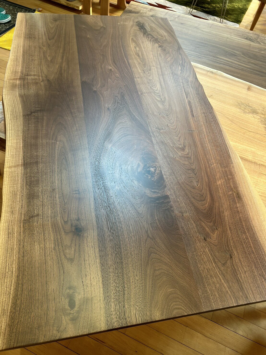 乐天商城 - 【高級材】ウォールナット 無垢 セラウッド塗装 厚43mm 1300×810?860mm 3枚接ぎ ダイニングテーブル デスク 一枚板風 黒色アイアン脚（兼用脚）付き kwn-te-440