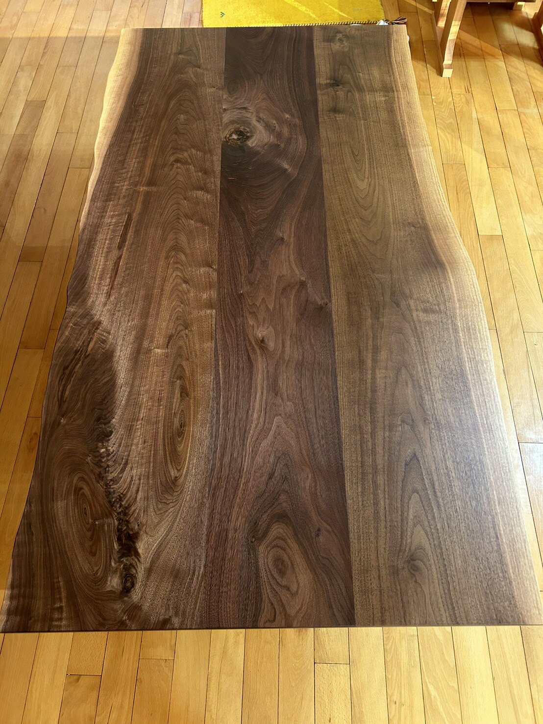 乐天商城 - 【高級銘木】ウォールナット 無垢 セラウッド塗装 1520×800?840mm 厚28mm 3枚接ぎ ダイニングテーブル デスク 一枚板風 黒色アイアン脚（兼用脚）付き kwn-te-441