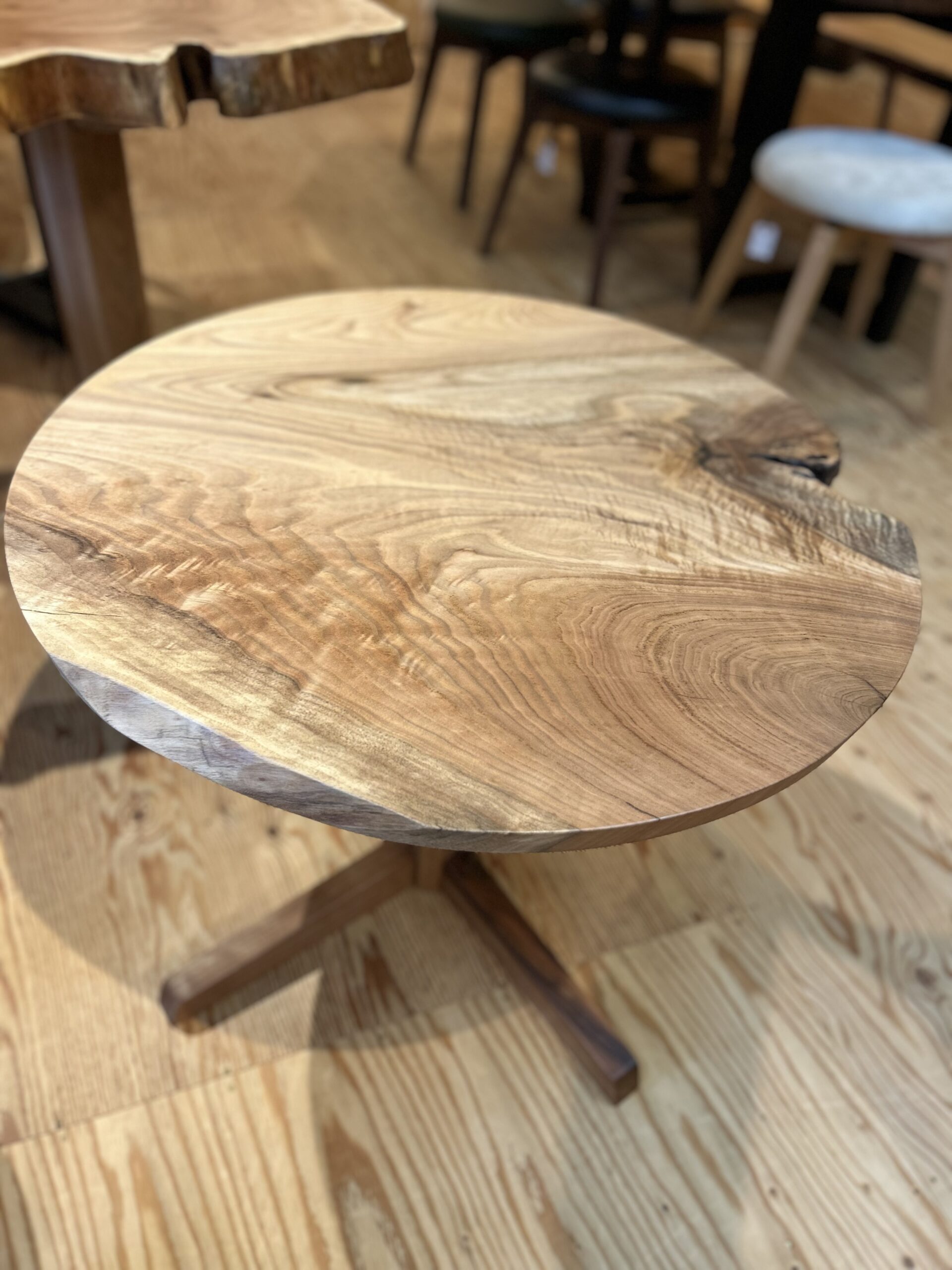 乐天商城 - 一枚板 カフェテーブル 胡桃（クルミ） 無垢 天然木 700mm径 高さ650mm 天厚30mm オイル塗装 一本脚（クリア塗装）付 完成品 1点物 kwn-te-466