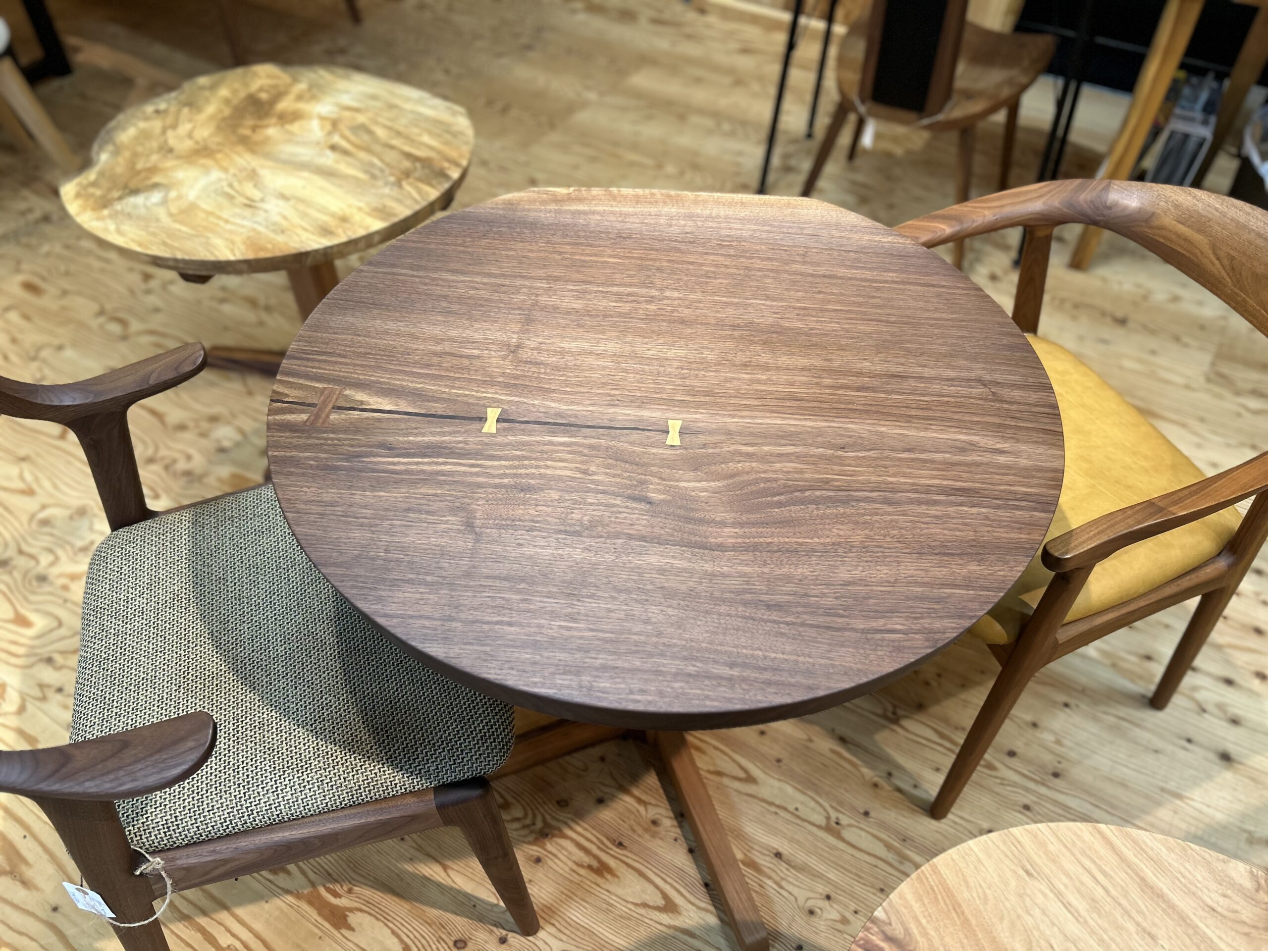 乐天商城 - 一枚板 カフェテーブル ウォールナット 無垢 天然木 800mm径 高さ650mm 天厚50mm オイル塗装 一本脚（クリア塗装）付 完成品 1点物 kwn-te-469
