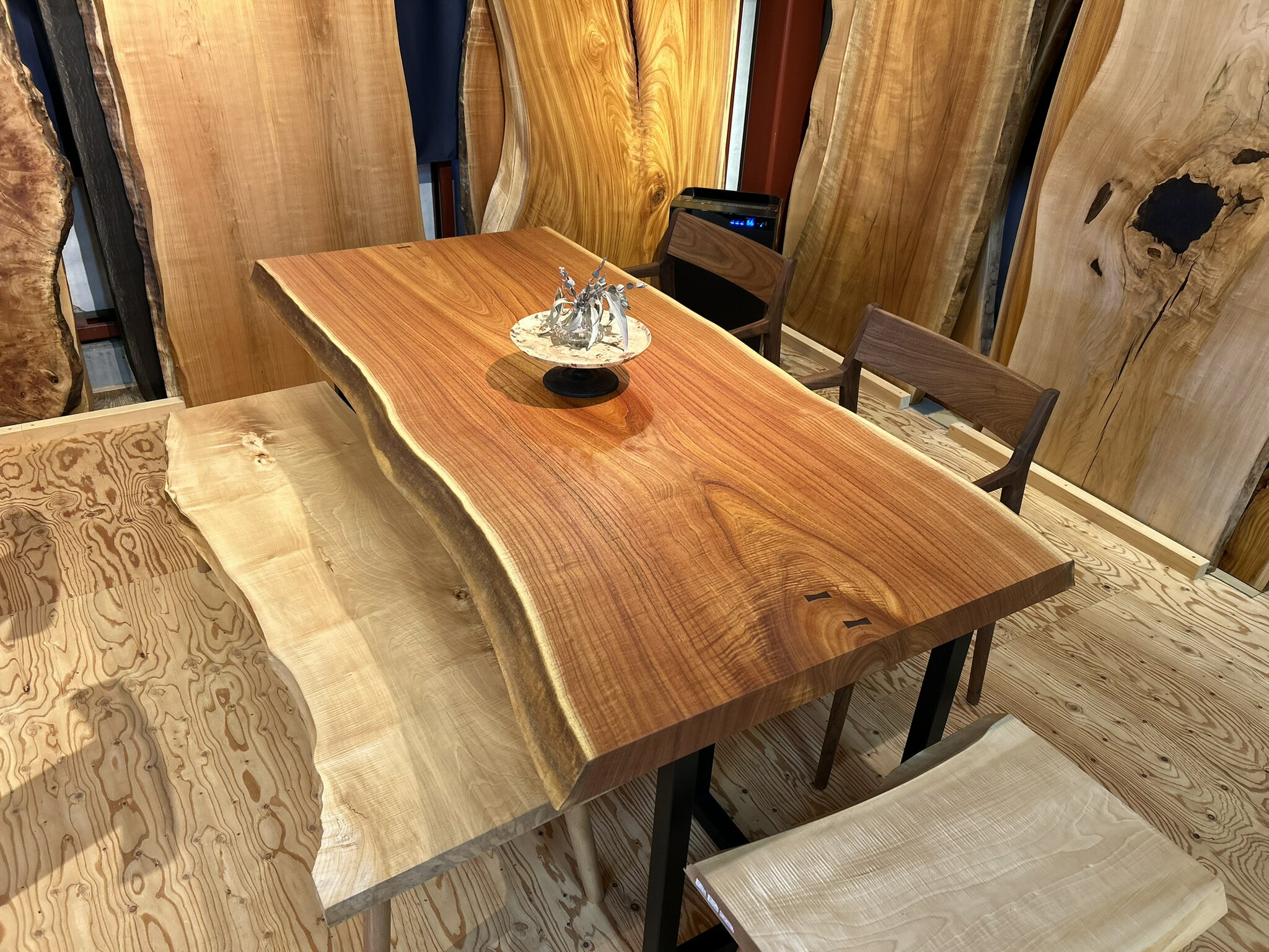樂天商城 - 一枚板テーブル 栴檀（センダン） 無垢 天然木 W1820×D770~830mm 天厚63mm オイル塗装 黒色アイアン2WAY兼用脚付き 1点物 kwn-te-483
