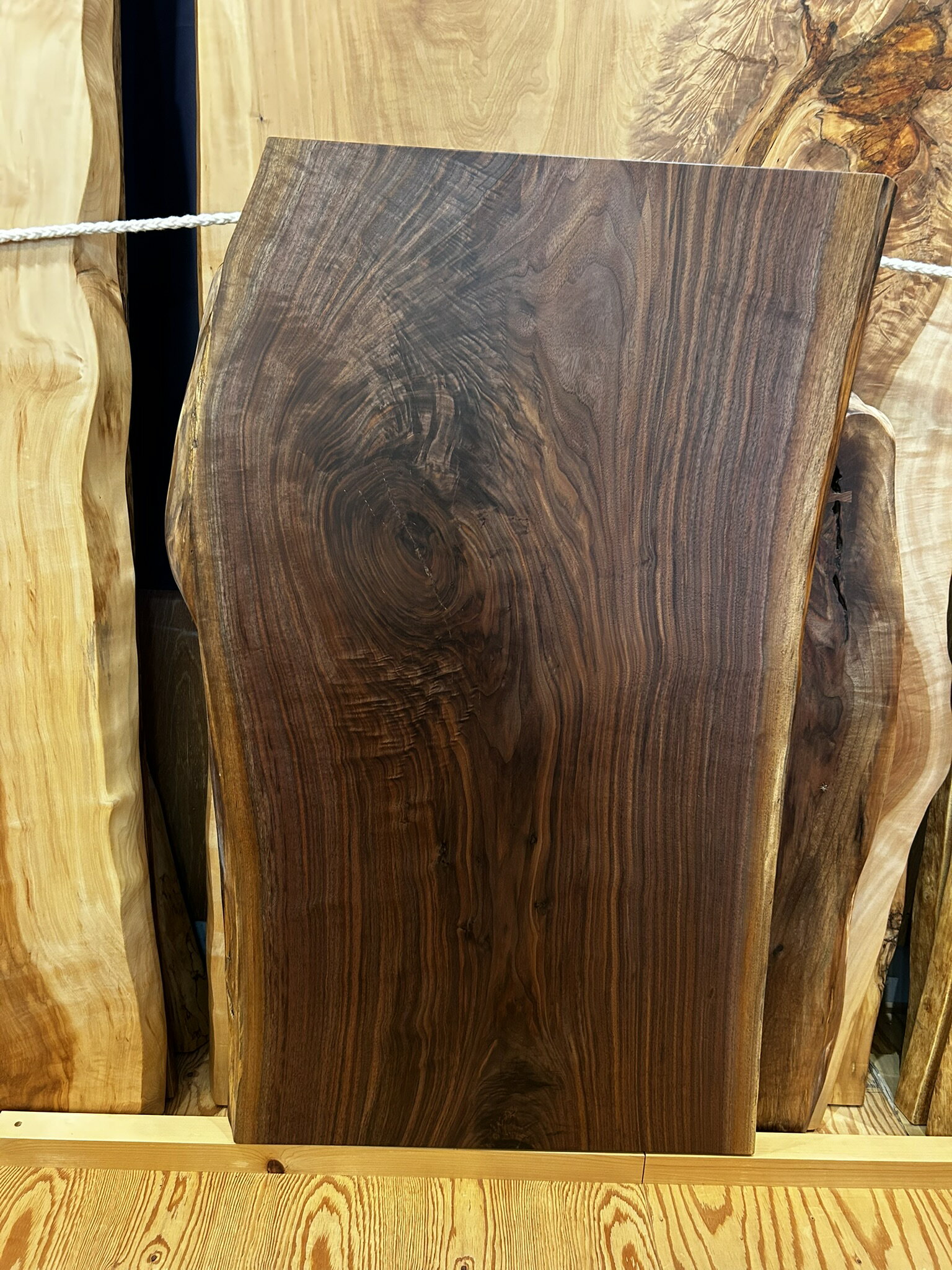 乐天商城 - 天然木ウォールナット 一枚板 ダイニングテーブル 無垢 幅128cm 奥行70~75cm 厚み5.5cm セラウッド塗装 ブラックアイアン兼用脚付き 2WAY仕様 kwn-te-519