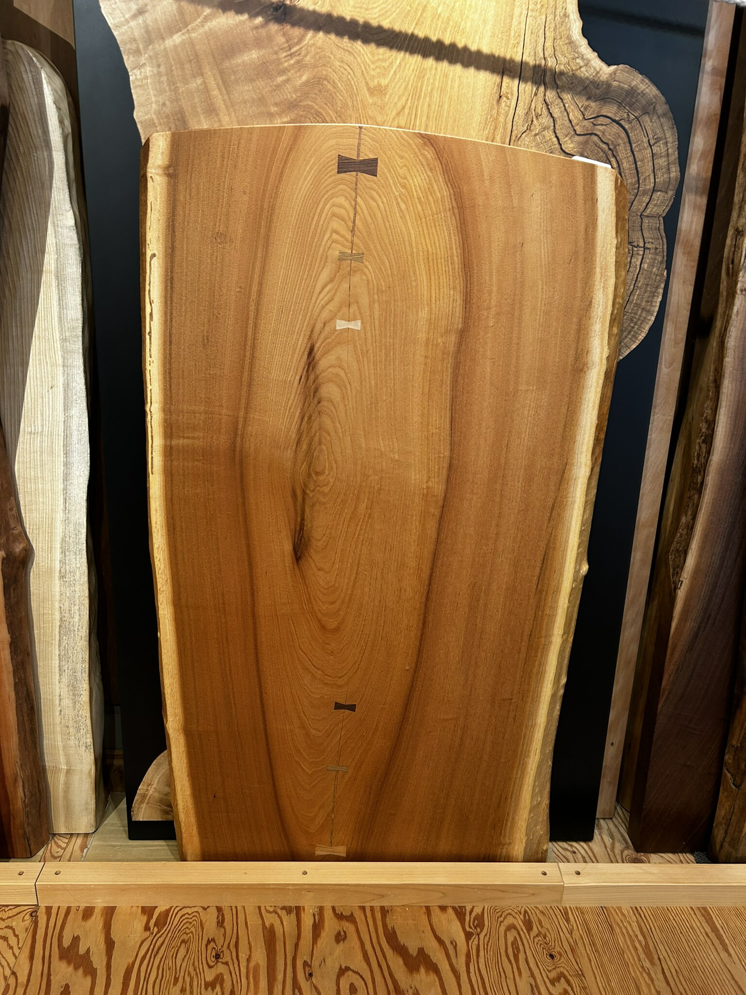 樂天商城 - 天然木ケンポナシ 一枚板 ダイニングテーブル 無垢 幅125cm 奥行60~69cm 厚み4.7cm オイル仕上げ ブラックアイアン兼用脚付き 2WAY kwn-te-527