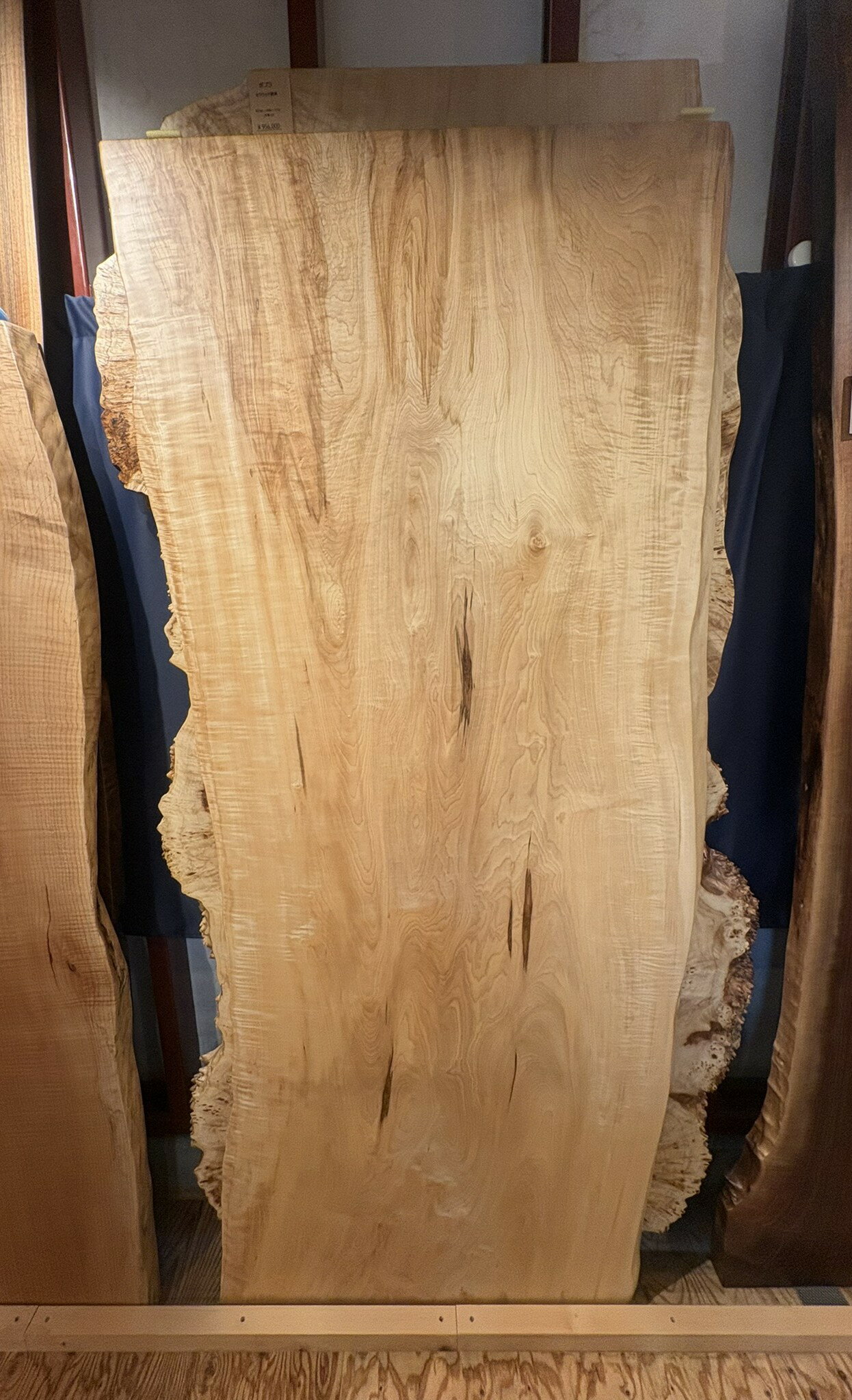 乐天商城 - 天然木トチ（栃）一枚板 ダイニングテーブル 無垢 幅226cm 奥行88~97cm 厚み5.0cm ウレタン塗装 ブラックアイアン兼用脚付き 2WAY kwn-te-538