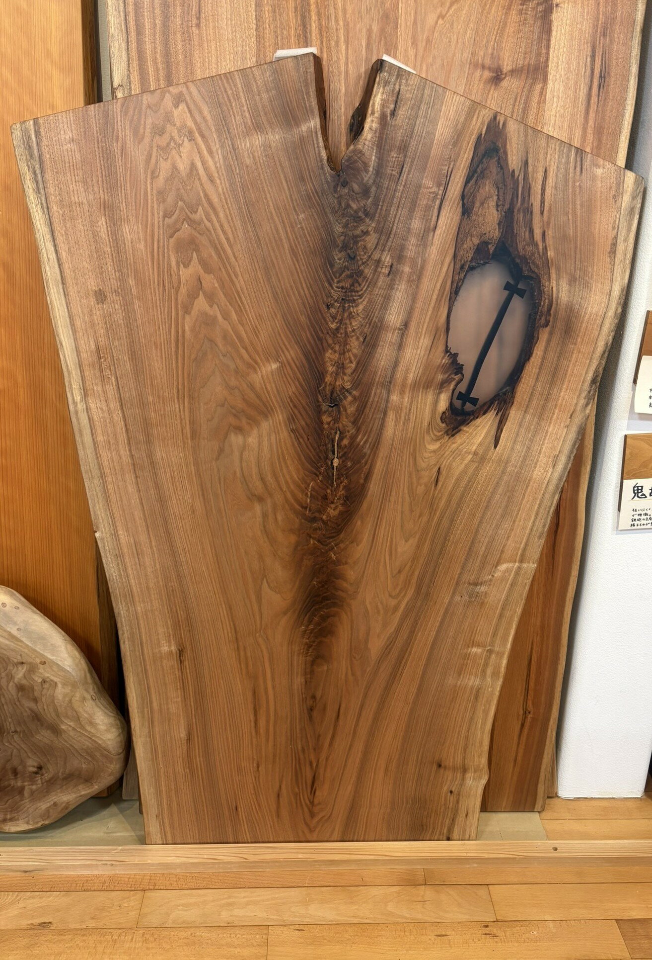 樂天商城 - 天然木クルミ 一枚板 ダイニングテーブル 無垢 幅140cm 奥行63~97cm 厚み4.2cm オイル仕上げ レジン加工 ブラックアイアン兼用脚付き 2WAY kwn-te-504