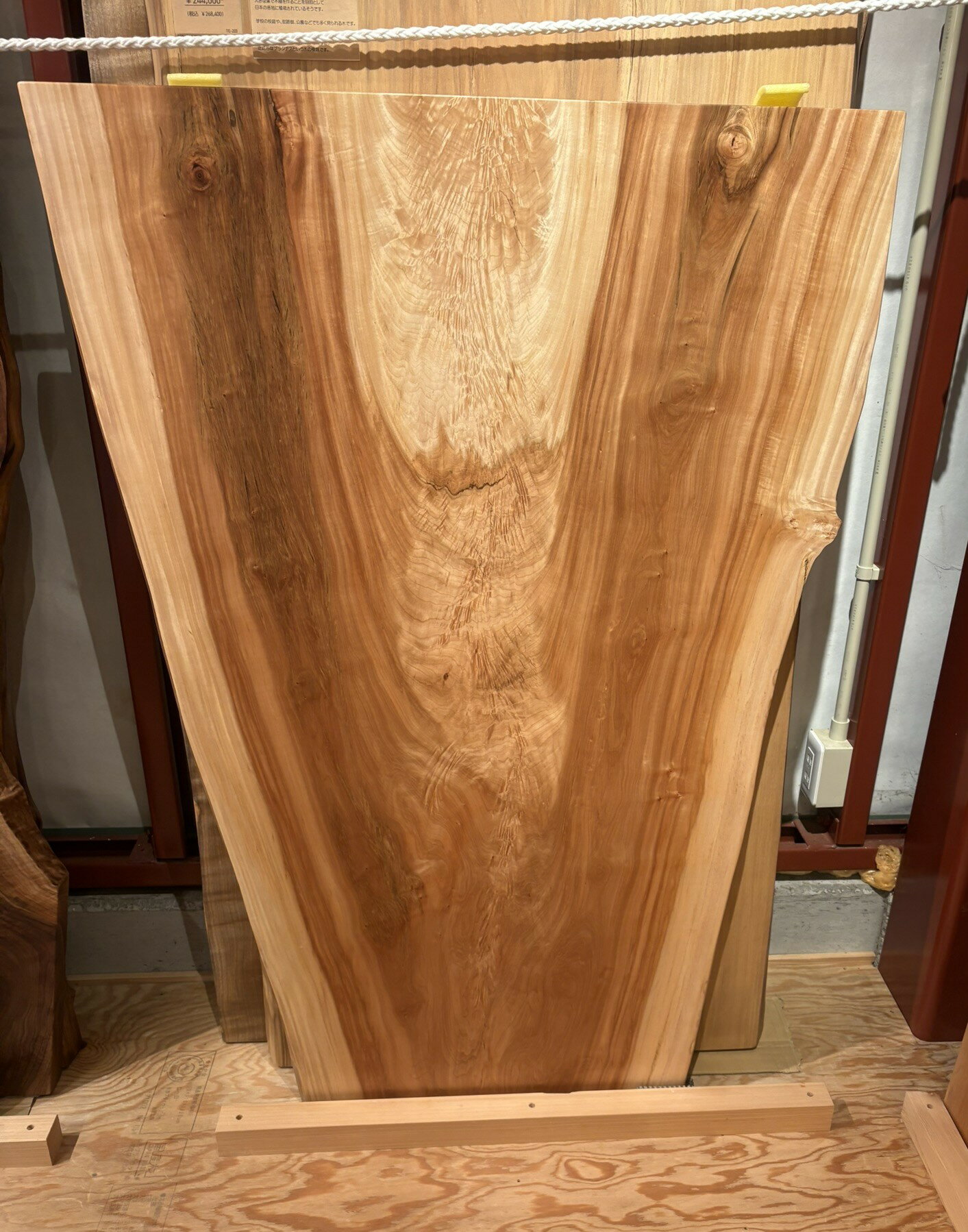 乐天商城 - 天然木トチ（栃）一枚板 ダイニングテーブル 無垢 幅136cm 奥行57~95cm 厚み5.2cm セラウッド塗装 ブラックアイアン兼用脚付き 2WAY kwn-te-549