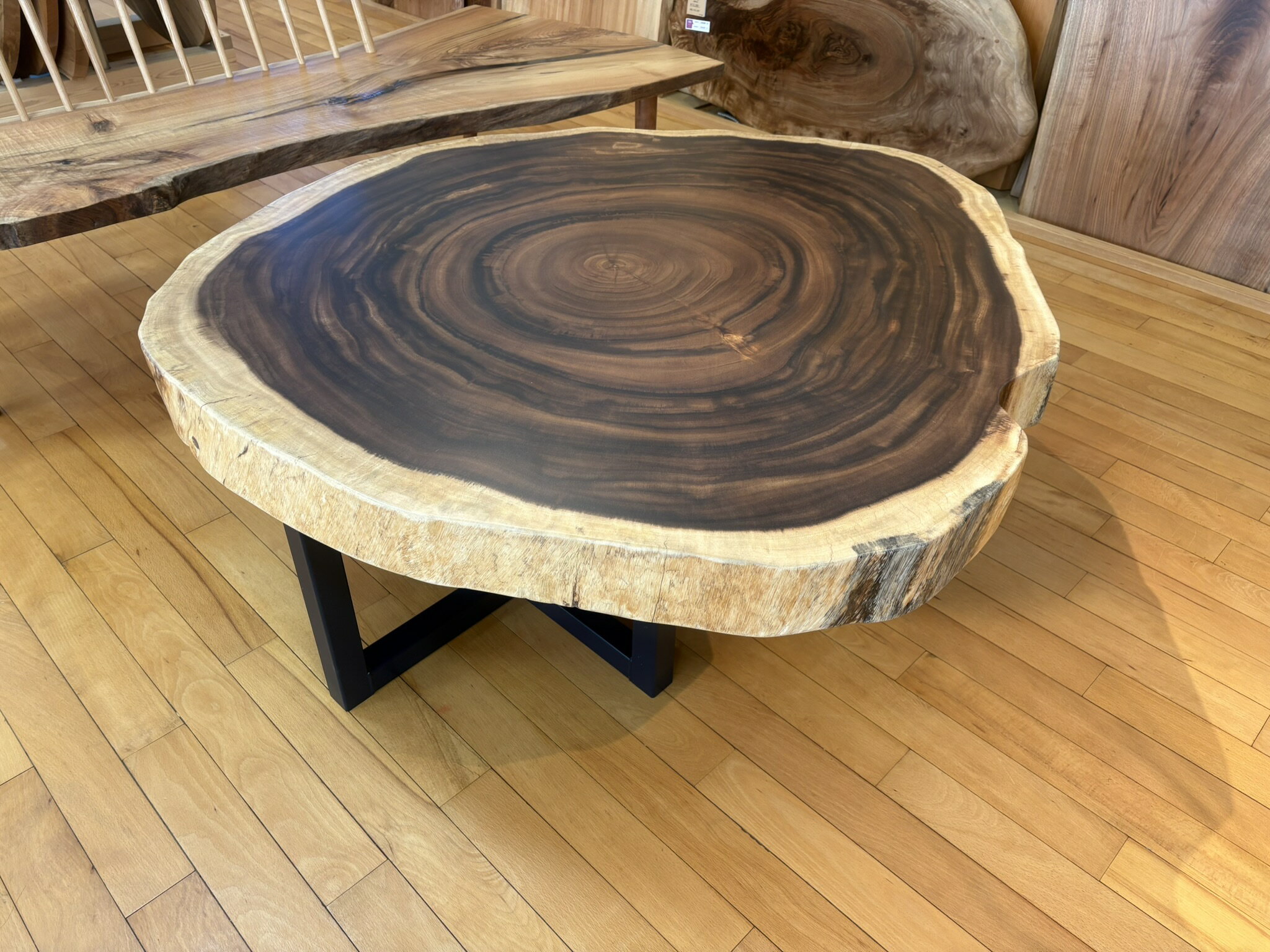 樂天商城 - 天然木モンキーポッド 輪切り 一枚板 ローテーブル 直径115cm 天厚8cm セラウッド塗装 ブラックアイアン脚付き 円形テーブル kwn-te-554