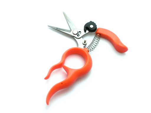 作業をしやすくするという観点から製作した、作業性に優れた鋏 鋏を置かずに両手で収穫すると作業効率があがる 刃は熱処理技術により切れ味・耐久性ともに優れた仕上げている 親指ワンプッシュで切るタイプ 刃はステンレス製でサビに強い