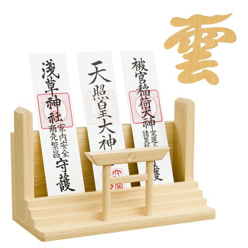 簡単な取り付けと設置:当社の製品は取り付けが簡単で、例えば壁掛け用のフレームや直接設置するタイプがあります。賃貸住宅でもご使用いただけます。お客様の快適なライフスタイルをサポートいたします。さらに、ご購入いただいた神棚には、無料で云板1枚、ダブル面隠しテープ3枚、隠し釘2本、隠し部品2セット、および垫片2枚をお付けいたします。 測量とデザイン:当社の神棚のサイズは34.5cm x 23cm x 5.5cmで、美しくデザインされ、モダンなスタイルです。私たちは細部にまで注意を払い、機能性とデザイン性の両立を実現しています。伝統的な住まいにも、現代的なインテリアにも調和するデザインを提供いたします。 実用性:当店では、様々な神道祭壇を取り揃えております。各モデルには水晶玉と雲板(天然松材)が付属しています。水晶玉は純潔、清浄、神聖な力を象徴しています。天井の雲板は、この空間が神々の住まいやその近くであること、すなわち神聖な場所であることを表します。当店では、伝統的なデザインから現代的なデザインまで、幅広いニーズにお応えいたします。