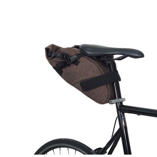 Everyday Saddle Bag(エブリデイ・サドルバッグ)は、軽い日帰りサイクリングを楽しむサイクリストに最適です。コンパクトで耐久性があり、自転車のサドル下にしっかりと取り付けられます。スペアチューブ、マルチツール、鍵などの必需品を収納するのにちょうど良いサイズです。耐候性のある素材で作られており、かさばらず実用的な収納を求める方に理想的なバッグです。シンプルで信頼性が高く、取り付けも簡単です。 Everyday Saddle Bagは環境にも配慮されており、リサイクルポリエステルやナイロン素材を使用しています。これらのエコ素材を活用することで、廃棄物の削減や新規資源の節約に貢献しています。 寸法:幅16x奥行30cmx高さ13cm 容量:5L 重量:0.4kg