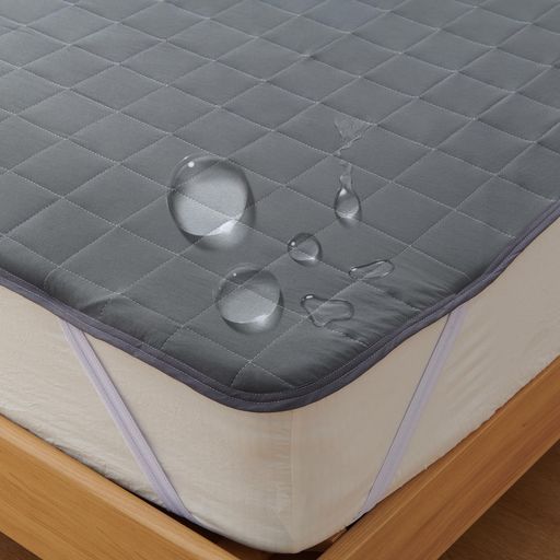 💦【商品情報】サイズ:ダブル・140X200cm 素材:表地-ポリエステル100% 中綿-ポリエステル100% 裏地-ポリウレタン(TPU防水素材) 仕様:四隅強化ゴムバンド付き。 💦【しっかり防水】裏面のTPU防水素材は布団やマットレスへの水分浸透や汚れを防ぎ、おねしょやペットのそそう、高齢者・病人などの介護用寝具を汚してしまう心配を軽減し、清潔・衛生的に保ち、心地よい眠りをサポート。 💦【優しい肌触り】表面はソフトで気持ちいいピーチ生地で、洗いざらし加工により、自然なシワと柔らかさを加え、天然素材の風合いを引き出し、サラサラした触り心地で一年中快適。防水機能・抗菌防臭機能・ダニ対策と機能もしっかりから、肌の弱い方、敏感肌の方も安心してお使いいただけます。 💦【中綿入り】ほどよいボリュームの中綿を充填することで、普通の防水シーツより厚くて、通気性がよくて、柔らかさと反発性を兼ね備えたパッド一体型防水シーツ、ふんわり心地よい寝心地を実現。 💦【4隅ゴム付き】4隅にゴムバンド付きで取り付けが簡単、マットレスや敷布団にもしっかりフィット。着替える時もさっと取れるのでスムーズで楽々。