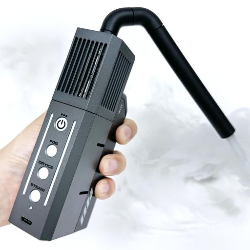 小型ながらパワフル:SmokeNINJAは、1台で3種類の煙効果(ミスト、ドライアイス、スチーム)を提供します。この多機能性により、あらゆる状況にぴったりの煙効果を実現できます。高さわずか14cmのSmokeNINJAは、前モデルのSmokeGENIEよりも30%小型化されており、小道具や物陰に簡単に隠すことができます。スマートフォンの後ろに隠せるほどコンパクトです。 長時間持続する性能:最小消費量がわずか0.5ml/分のため、SmokeNINJAは最大100時間連続で煙を発生させることが可能です。これにより、頻繁な補充を気にすることなく、見事なエフェクトを作り出せます。 1分間連続噴射:SmokeNINJAは、冷却が必要になる前に最大60秒間連続で煙を噴射できます。決定的な瞬間に完璧なショットを撮影するのに最適です。プロフェッショナル向けに設計されており、煙発生室とバッテリーは迅速に交換可能で、重要な撮影中のダウンタイムを最小限に抑えます。 清潔で安全:他のフォグマシンとは異なり、SmokeNINJAは業界トップクラスのコイル保護システムを搭載し、清潔で無臭の煙を生成します。
