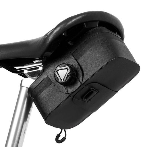 【小物入れ】サイズ:約14.7*8.2*5.7cm 容量:約0.5L 重さ:約80g チューブ、パッチキット、タイヤレバー、Co2カートリッジ、ミニツールなどを収納できます。サイクリングに必要最低限の修理パーツをコンパクトに持ち運びたい方におすすめです。 【抜群な安定感】つまみで固定させ、抜群な安定感を実現。走行中の振動や衝撃が強くでも、揺れなくて、安心してサイクリングできます。 【小型なサドルバッグ】コンパクトに取り付けられるので、サドル下のデッドスペースを有効活用でき、後輪と接触する心配がない、ペダリングにも干渉しません。 【耐久性】サドルバッグは600DのTPU素材を採用しており、防水効果があります。TPUの優れた性能で耐摩耗にも優れて、変形しにくく耐久性が高いです。汚れてもすぐにキレイにできるので、お手入れも簡単です。(雨の中に長時間使用には、ご注意してください。) 【取り付け】革新的な固定方式。一般的なマジックテープ固定式と台座方式が違って、つまみで固定用ワイヤーを締め込みます。工具で台座を取り付ける必要がないため、より速く簡単に取り付けできます。