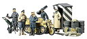 【中古】(非常に良い)タミヤ 1/48 ミリタリーコレクションシリーズ No.12 ドイツ空軍 クルー冬季装備・ケッテンクラートセット プラモデル 32412